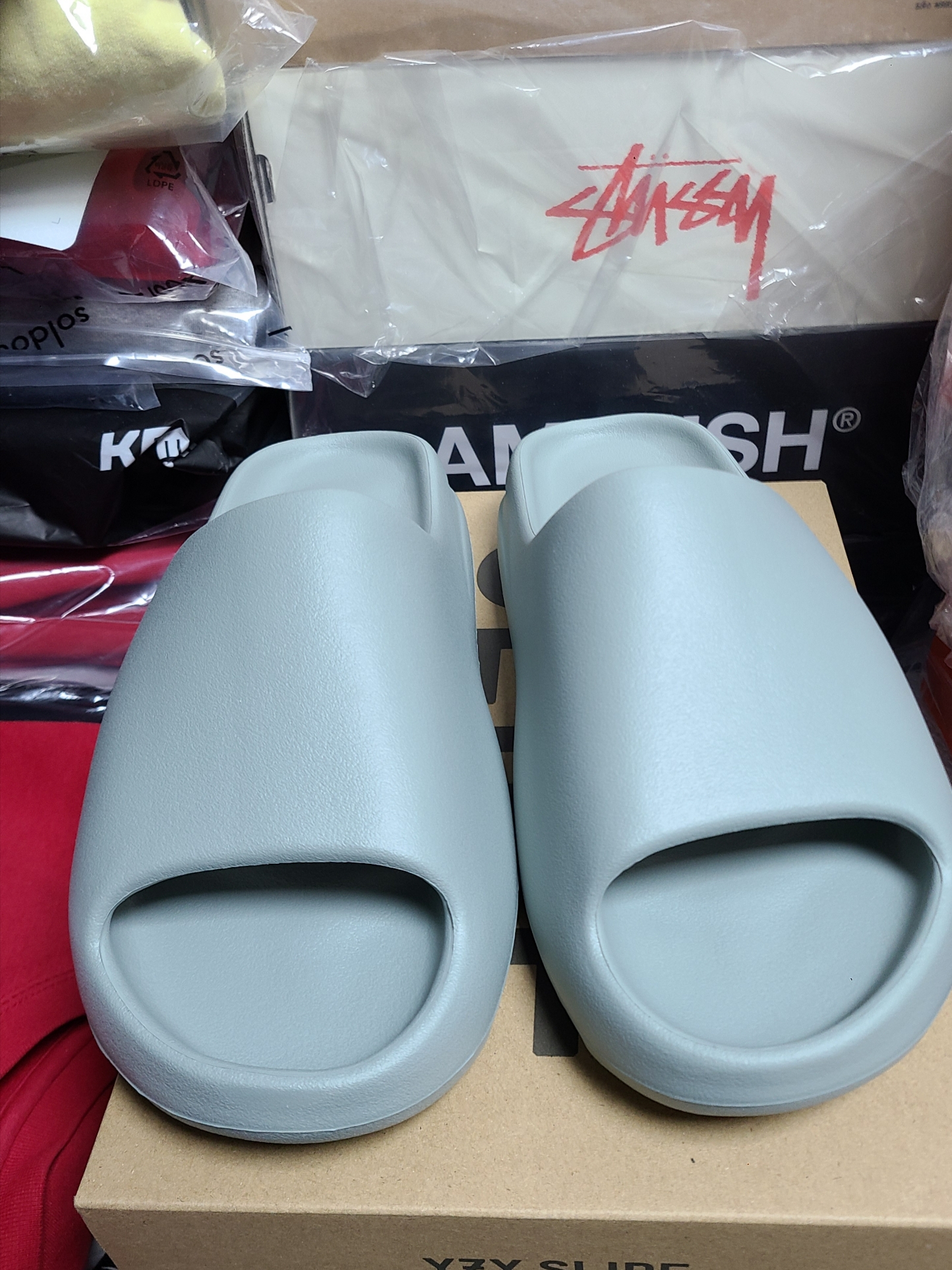 Adidas Yeezy Slide Salt 착용 스타일 - 2
