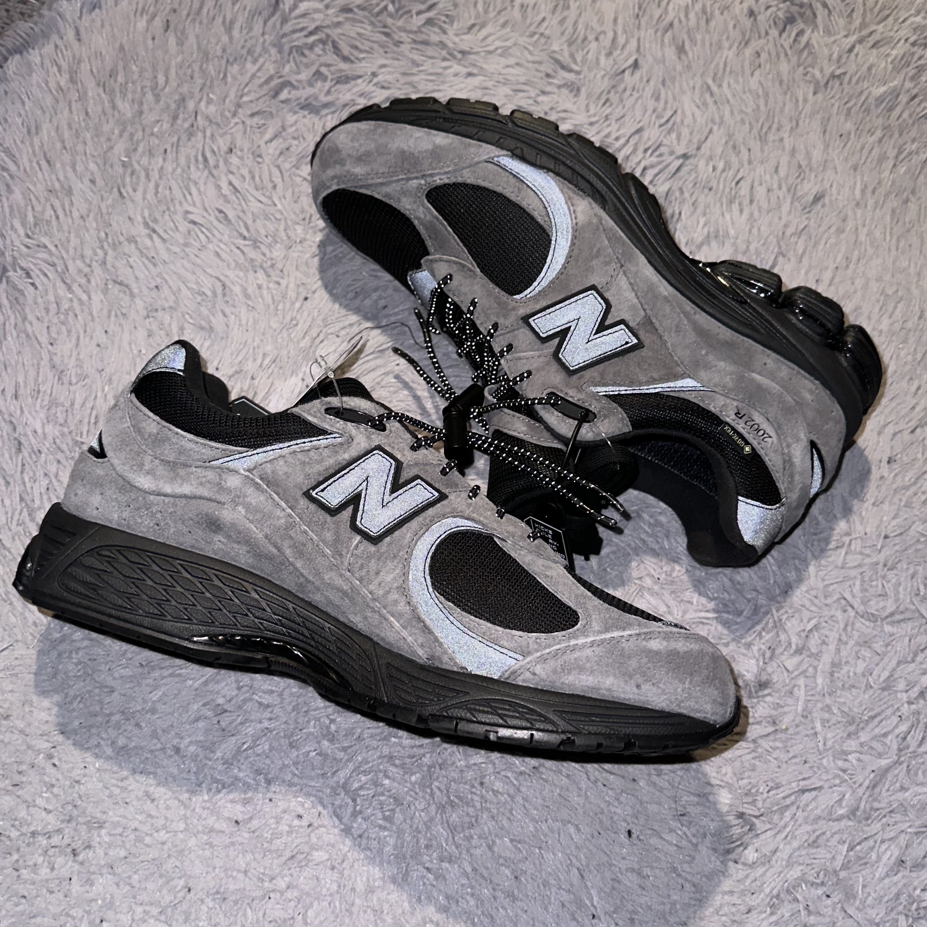 New Balance x JJJJound 2002R Gore-Tex Charcoal 착용 스타일 - 2