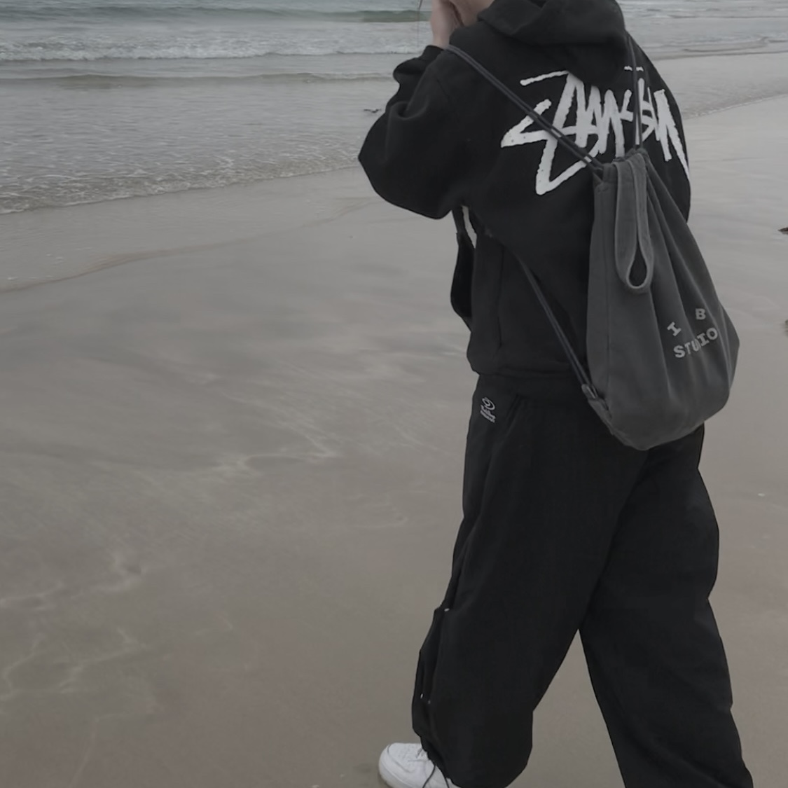 Stussy Big Stock Hoodie Black, IAB Studio Pigment Sack Black 착용 스타일 - 3