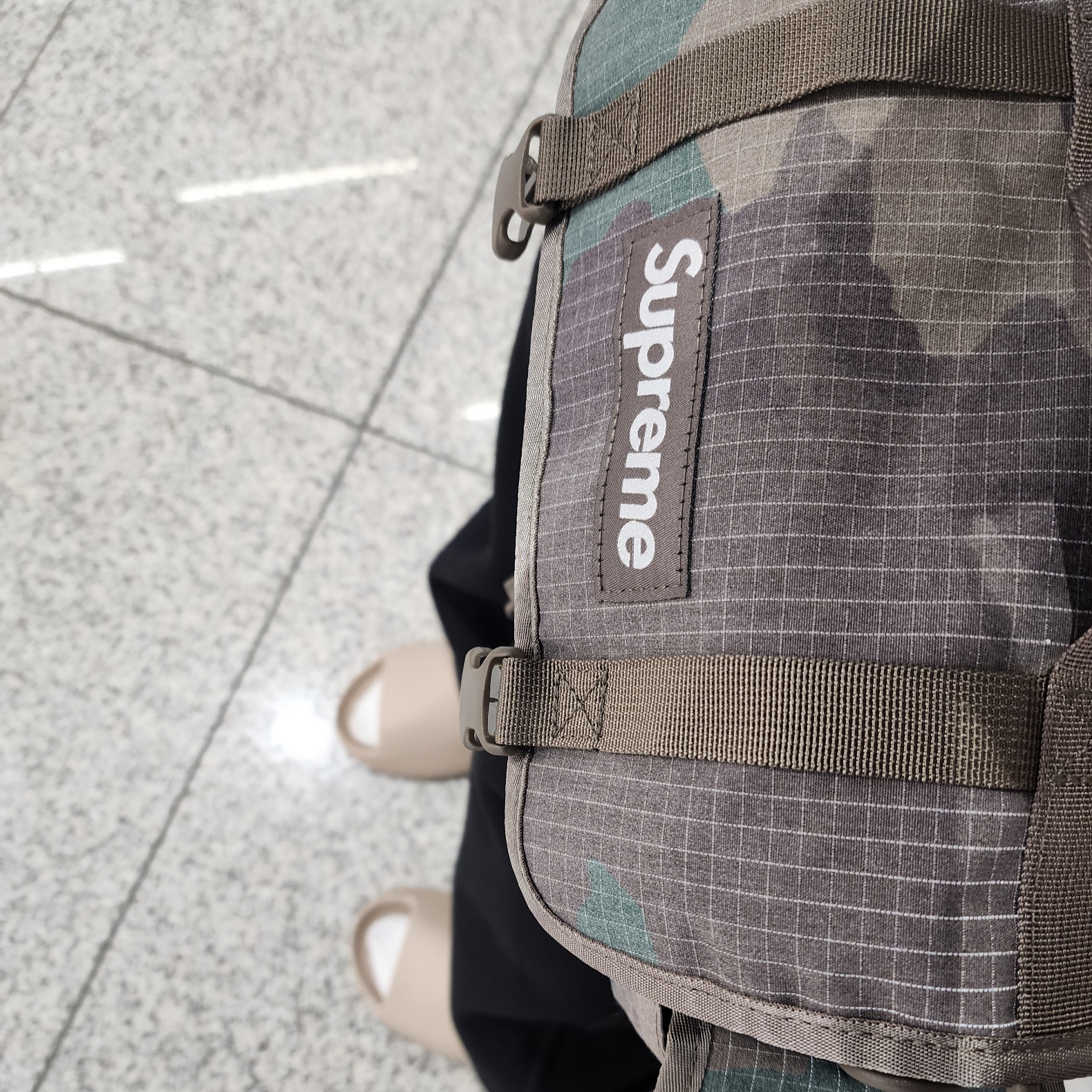 Supreme Mini Duffle Bag Woodland Camo - 24SS 착용 스타일 - 1