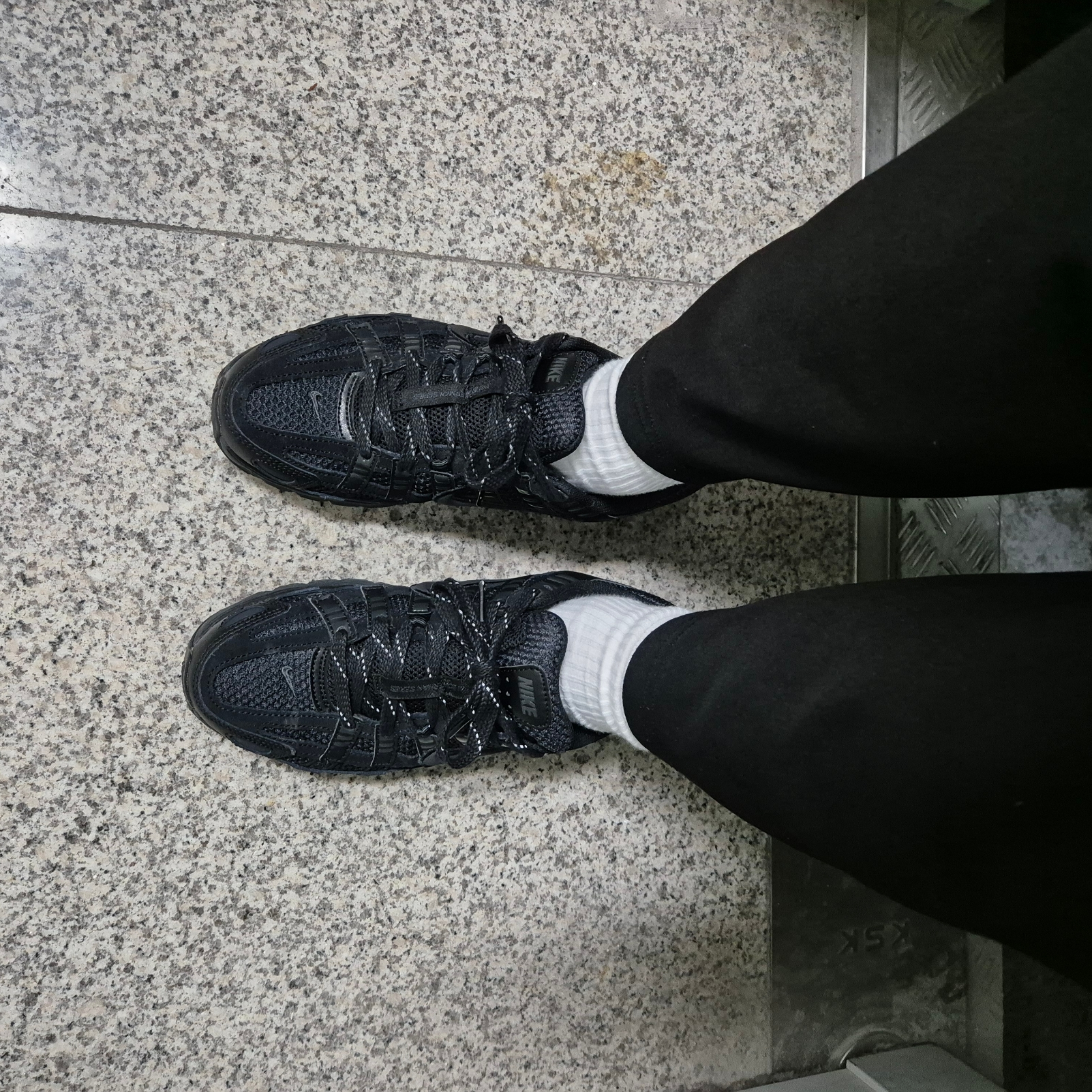 Nike P-6000 PRM Triple Black 착용 스타일