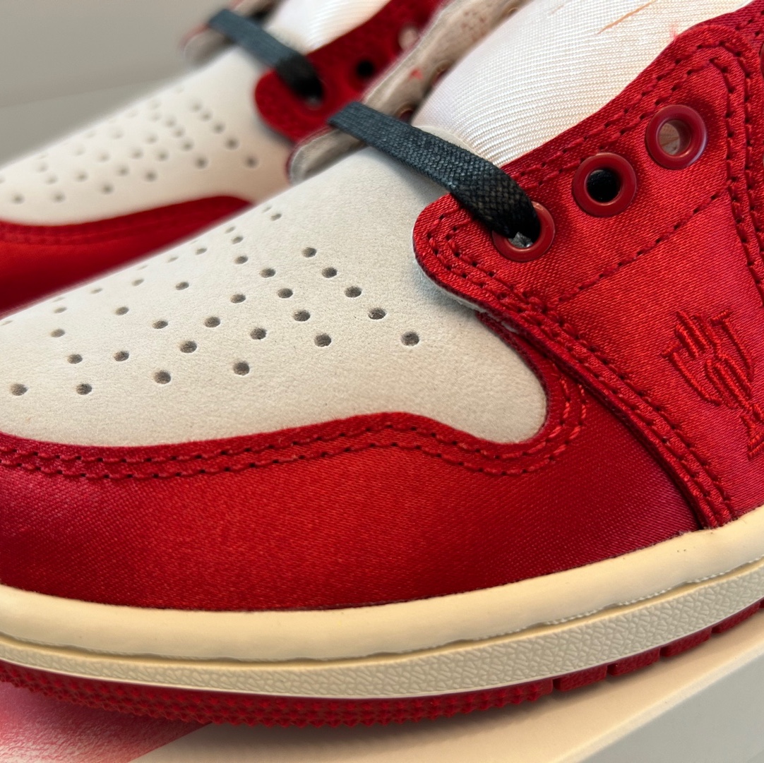 Jordan 1 x Trophy Room Retro Low OG SP Sail Varsity Red 착용 스타일 - 3