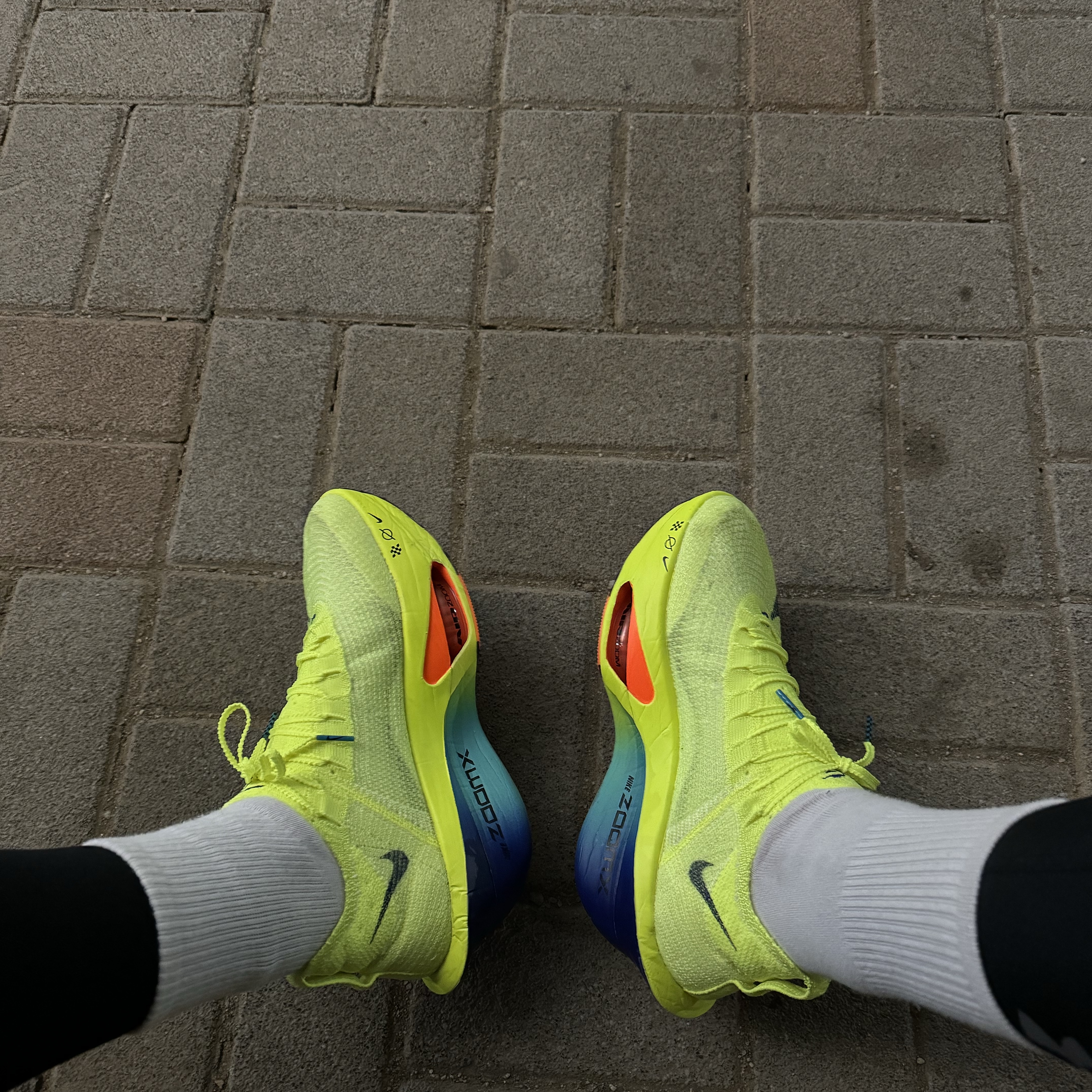 Nike Air Zoom Alphafly Next% 3 Volt 착용 스타일 - 2
