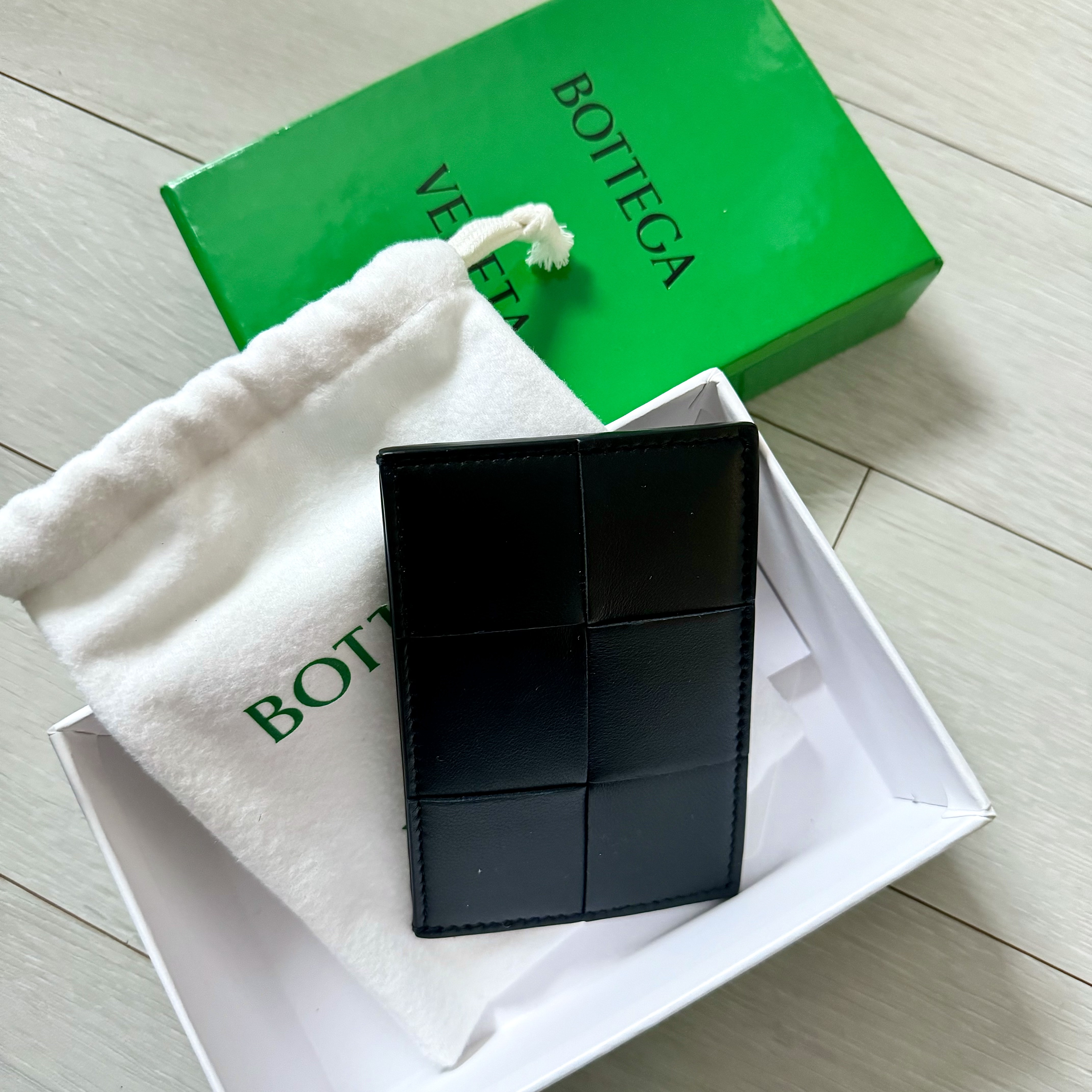 Bottega Veneta Credit Card Case Lambskin & Calfskin Black 착용 스타일