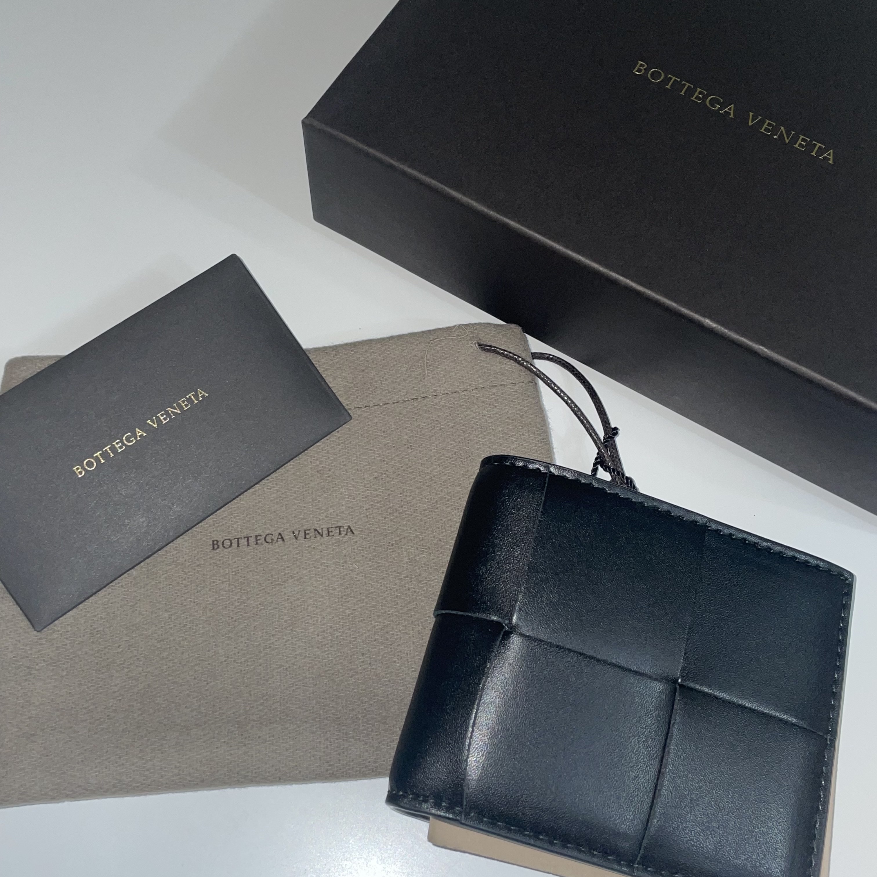 Bottega Veneta Bi-Fold Wallet Black 착용 스타일