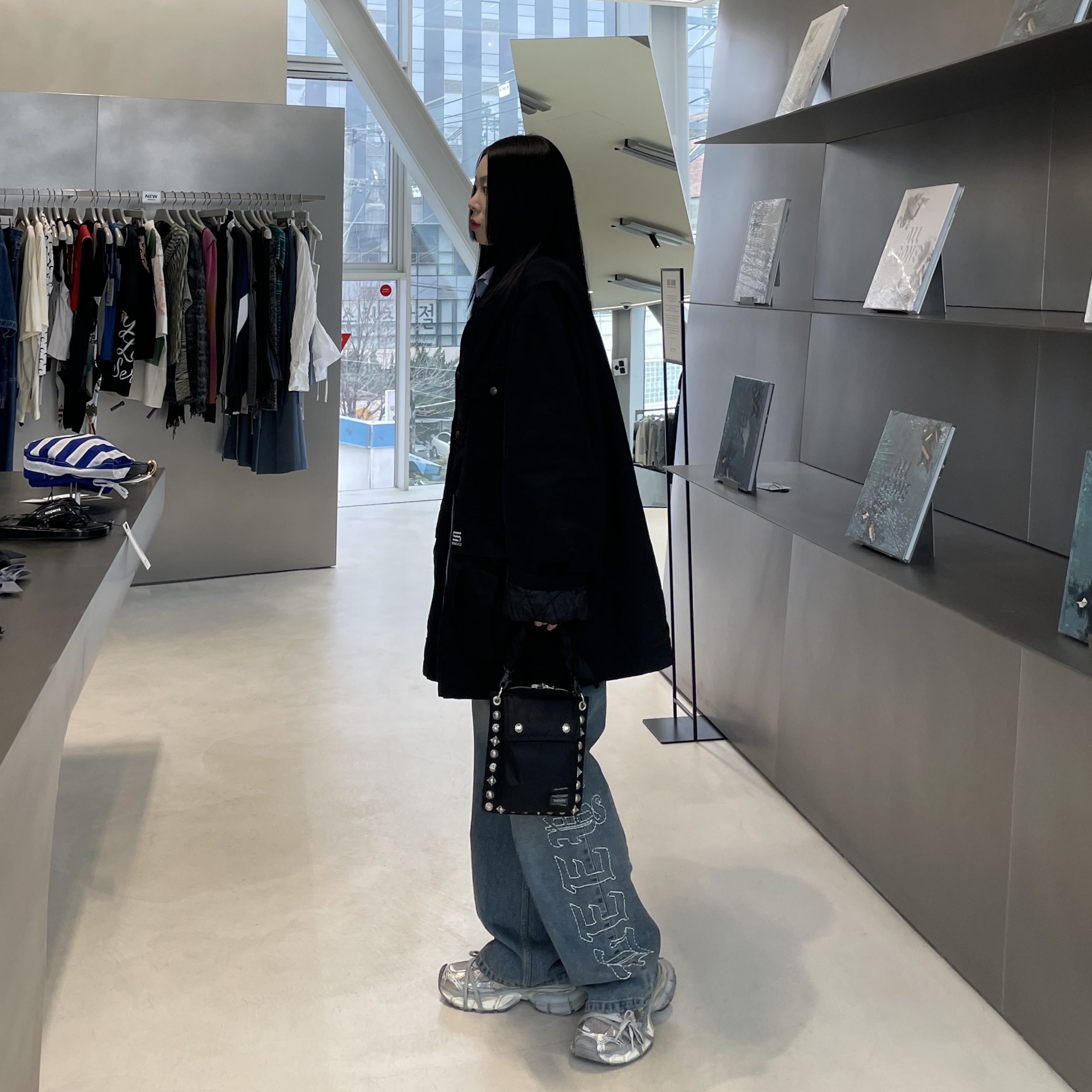 (W) Balenciaga 3XL Sneakers Light Beige, Porter x Toga Shoulder Pouch Black 착용 스타일