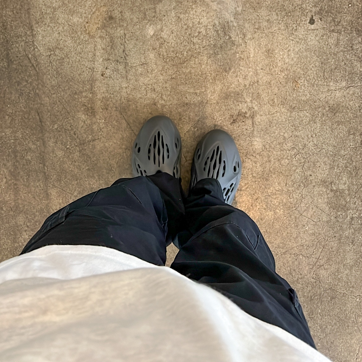 Adidas Yeezy Foam RNNR Carbon, Carhartt WIP Columbia Ripstop Regular Cargo Pants Black 착용 스타일
