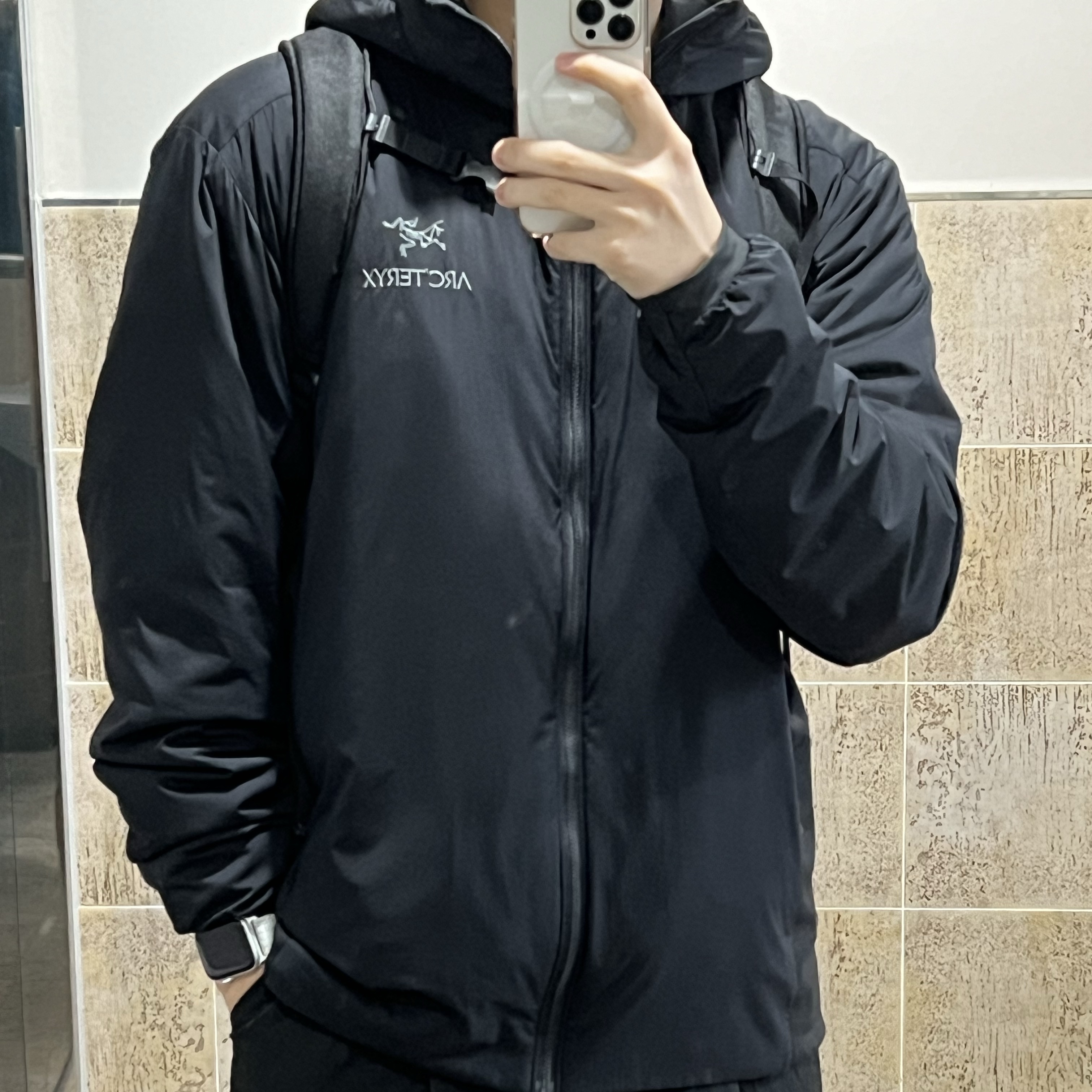 Arc'teryx Atom LT Hoody Black, Arc'teryx Mantis 16 Backpack Black 착용 스타일