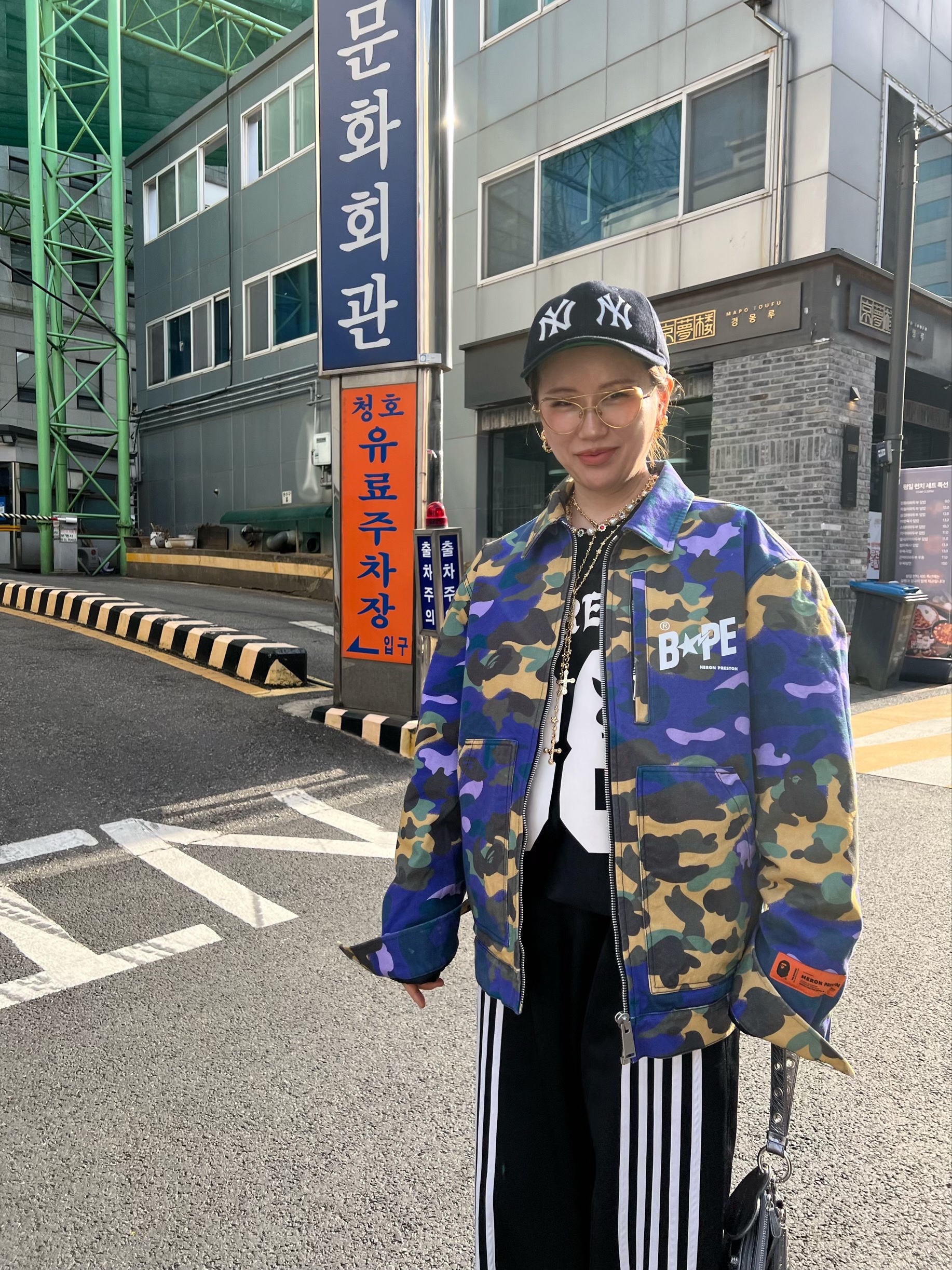 BAPE x Heron Preson Worker Jacket Camo, (W) Melissa x Y Project Court Shoe Clear White 착용 스타일 - 2