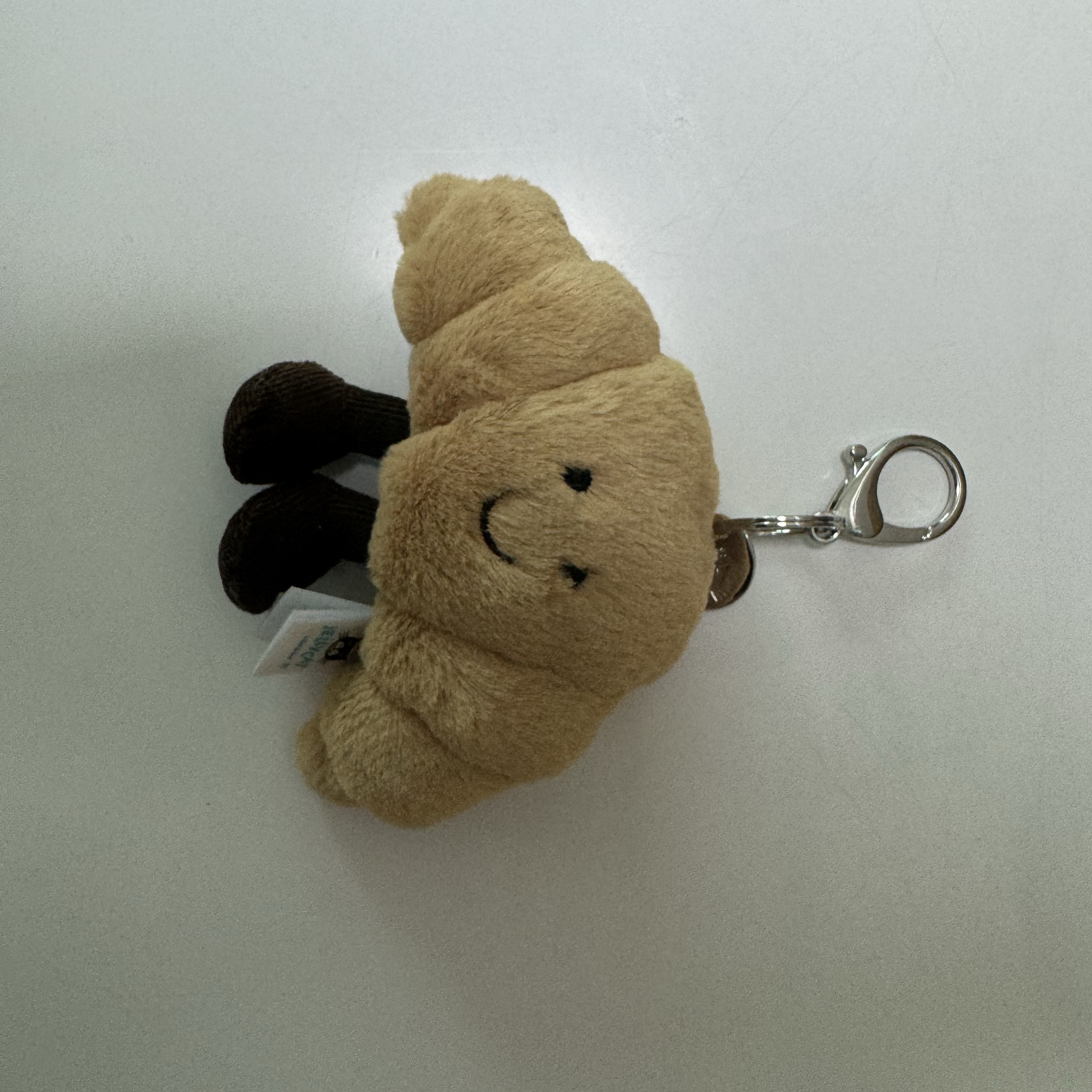 Jellycat Amuseable Croissant Bag Charm Brown 착용 스타일