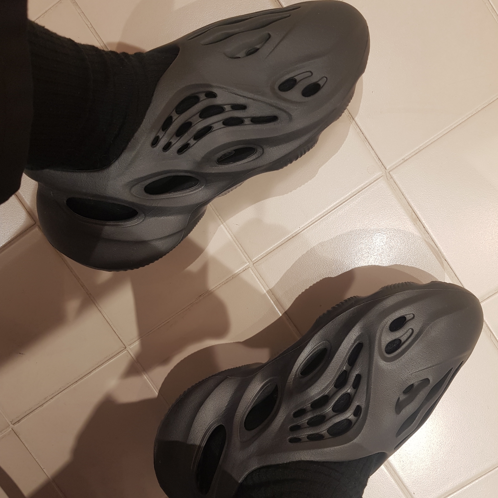 Adidas Yeezy Foam RNNR Onyx 착용 스타일 - 2