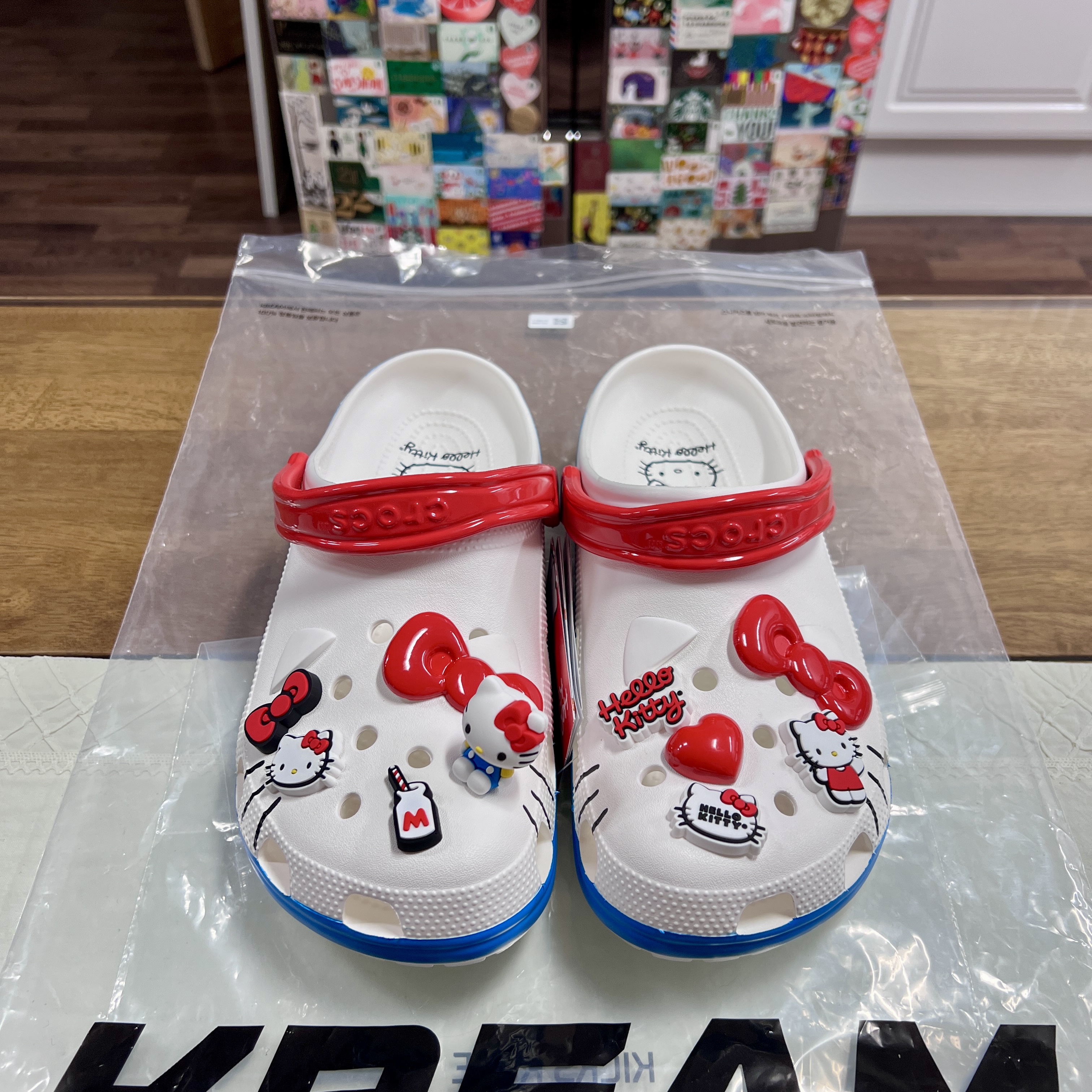 (W) Crocs x Hello Kitty Classic Clog White 착용 스타일