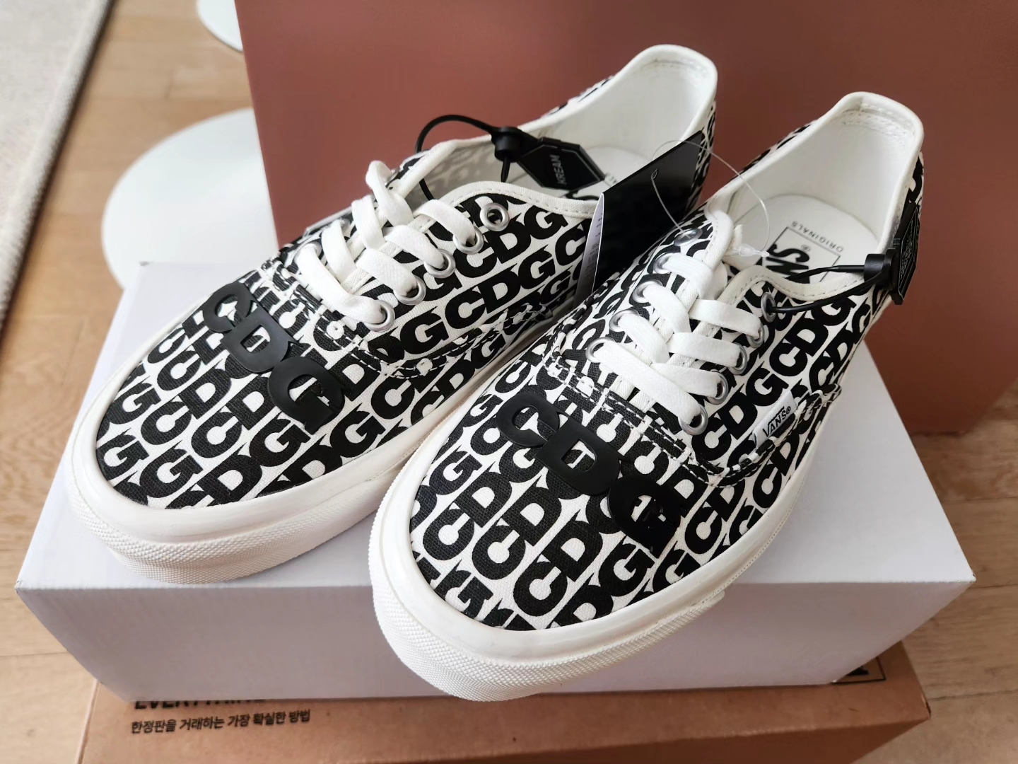 Vans Vault x CDG OG Authentic LX White Black 착용 스타일 - 4