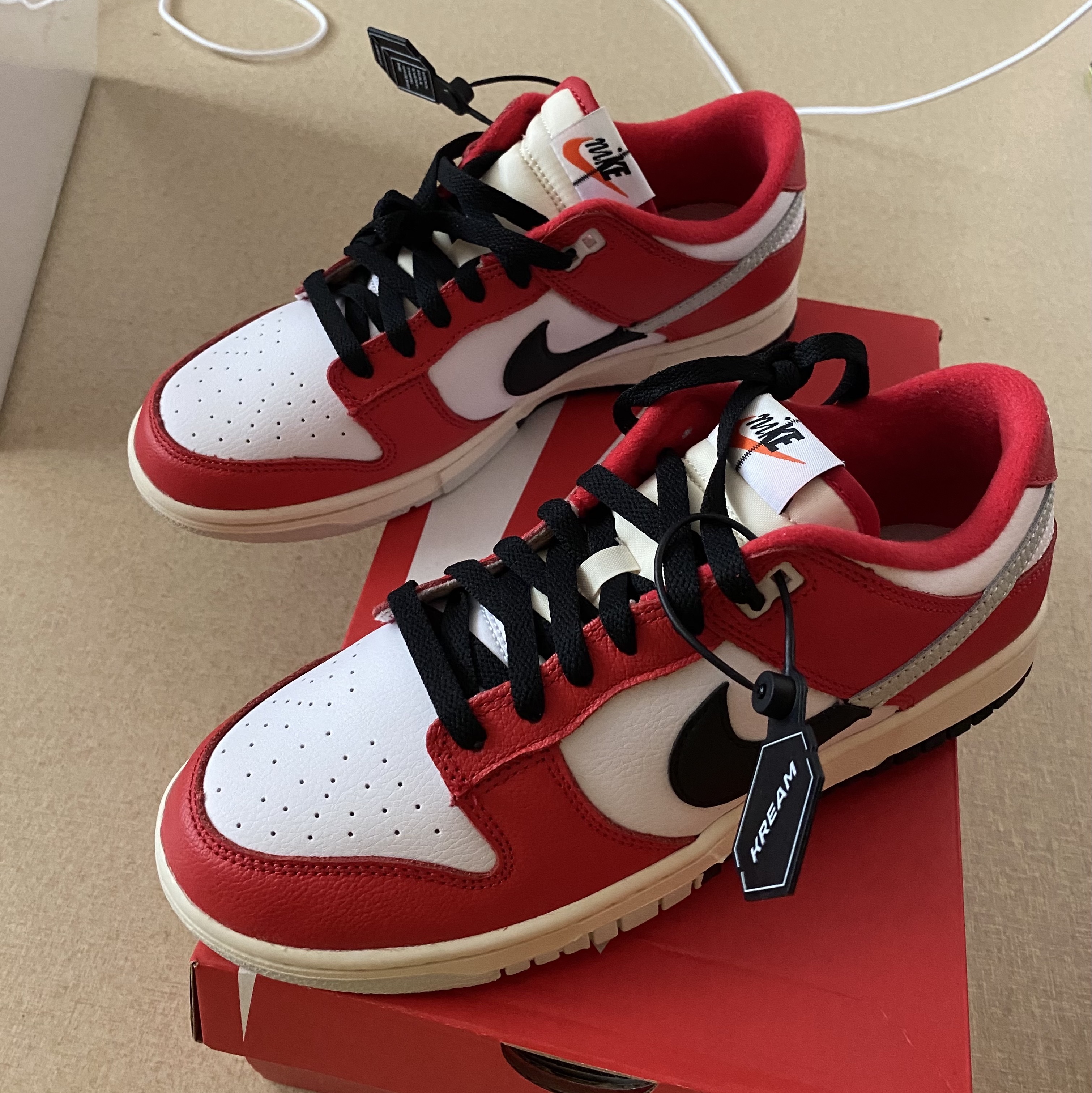 Nike Dunk Low Retro PRM University Red Black 착용 스타일