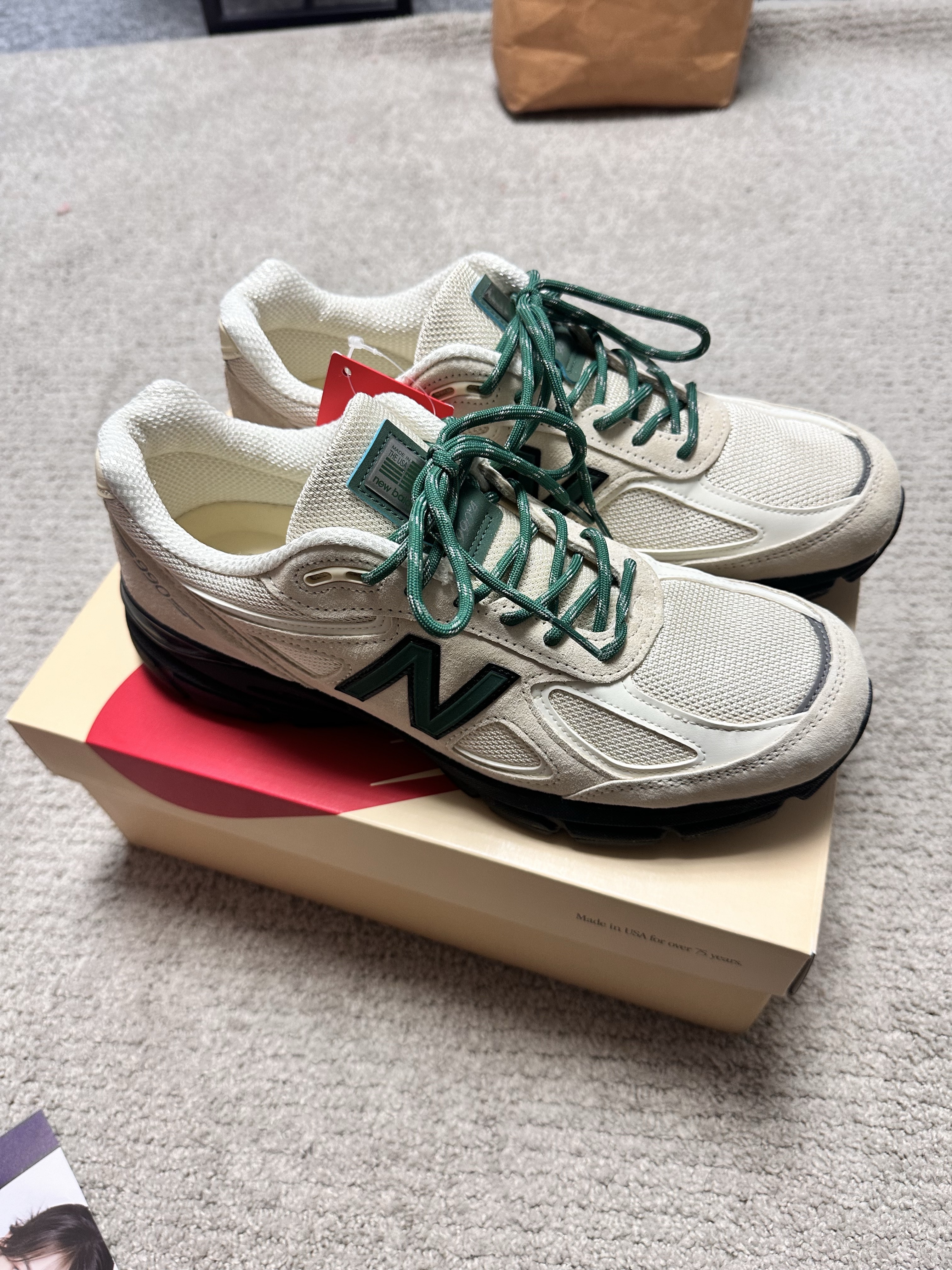New Balance 990v4 Made in USA Macadamia Nut 착용 스타일 - 2