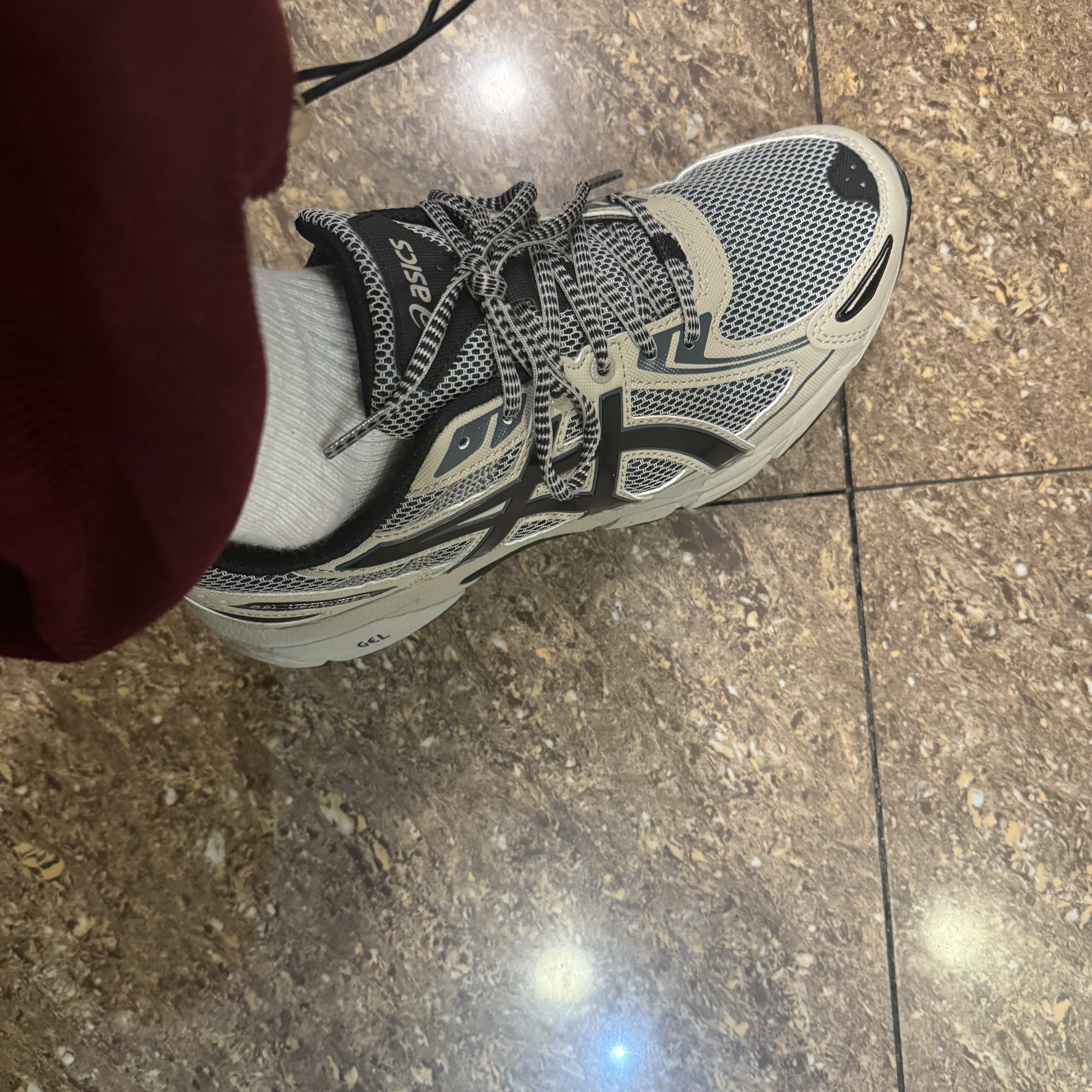 Asics Gel-Venture 6 Feather Grey Black 착용 스타일 - 2