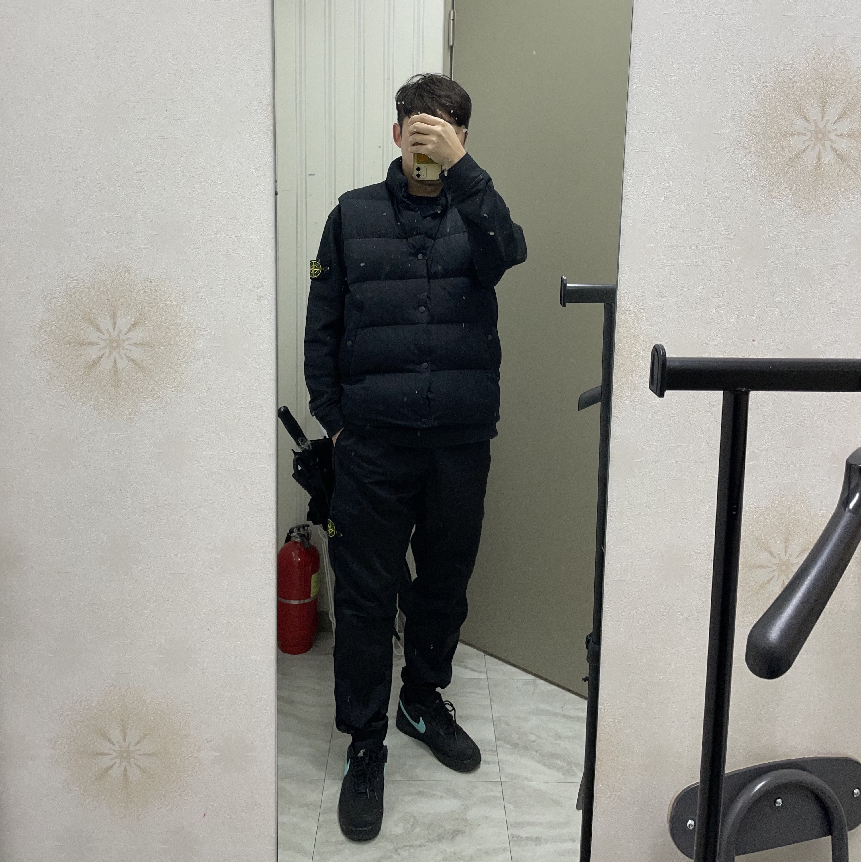Stone Island 64450 Long Sleeve Crewneck Sweatshirt Black - 21SS, Stone Island 31019 Nylon Metal in Econyl Regenerated Nylon Pants Black - 23FW 착용 스타일