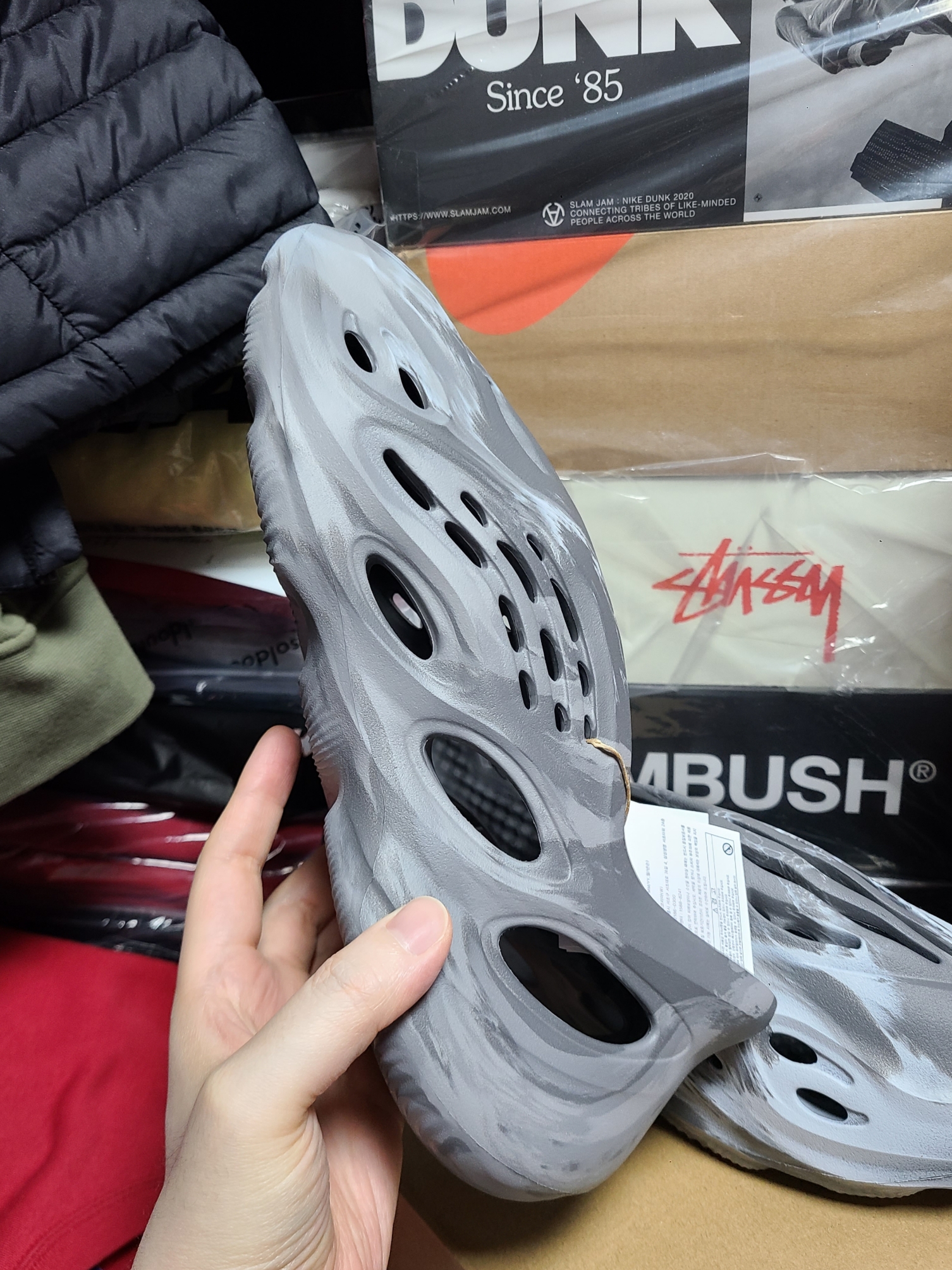 Adidas Yeezy Foam RNNR MX Granite 착용 스타일 - 4