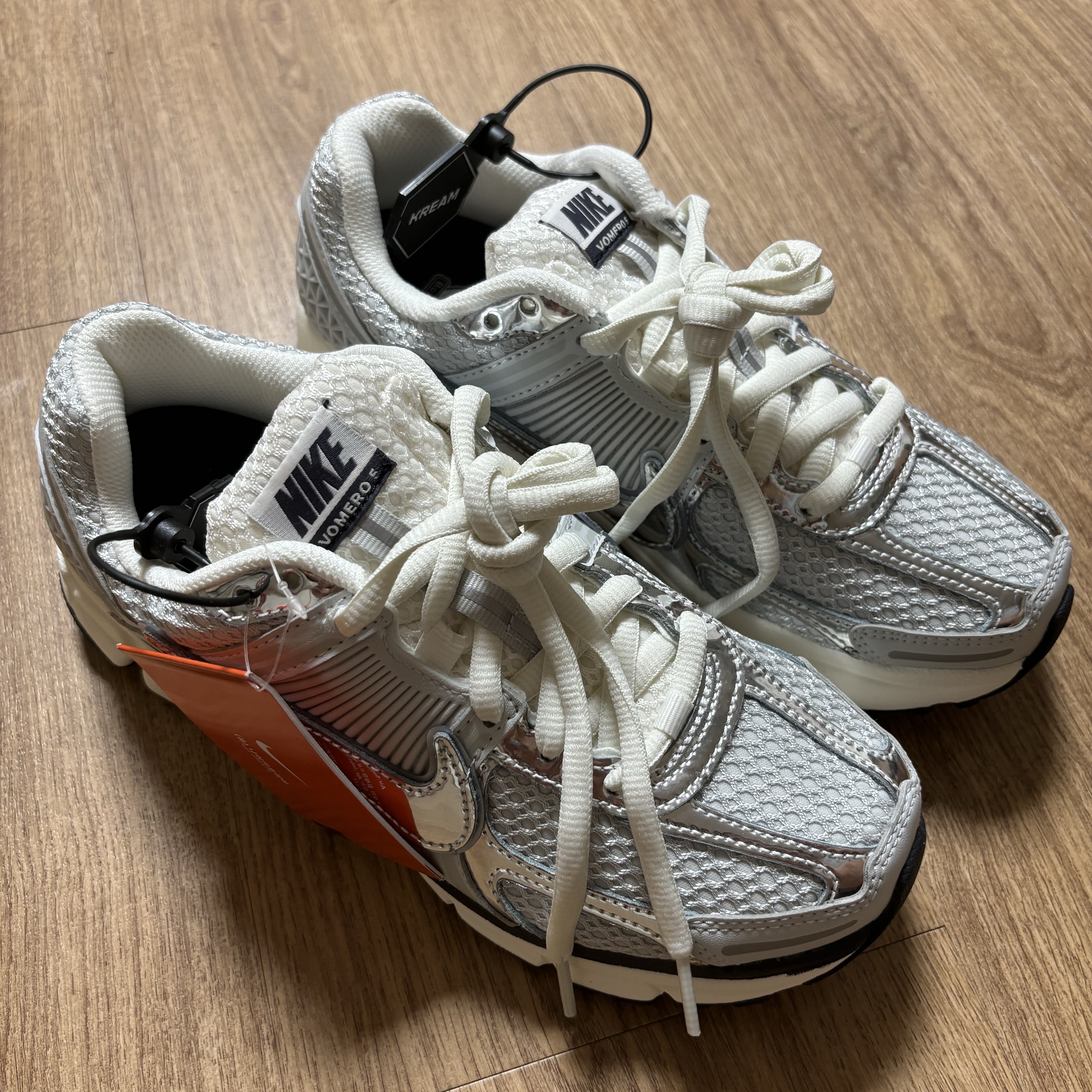 (W) Nike Zoom Vomero 5 Photon Dust and Metallic Silver 착용 스타일