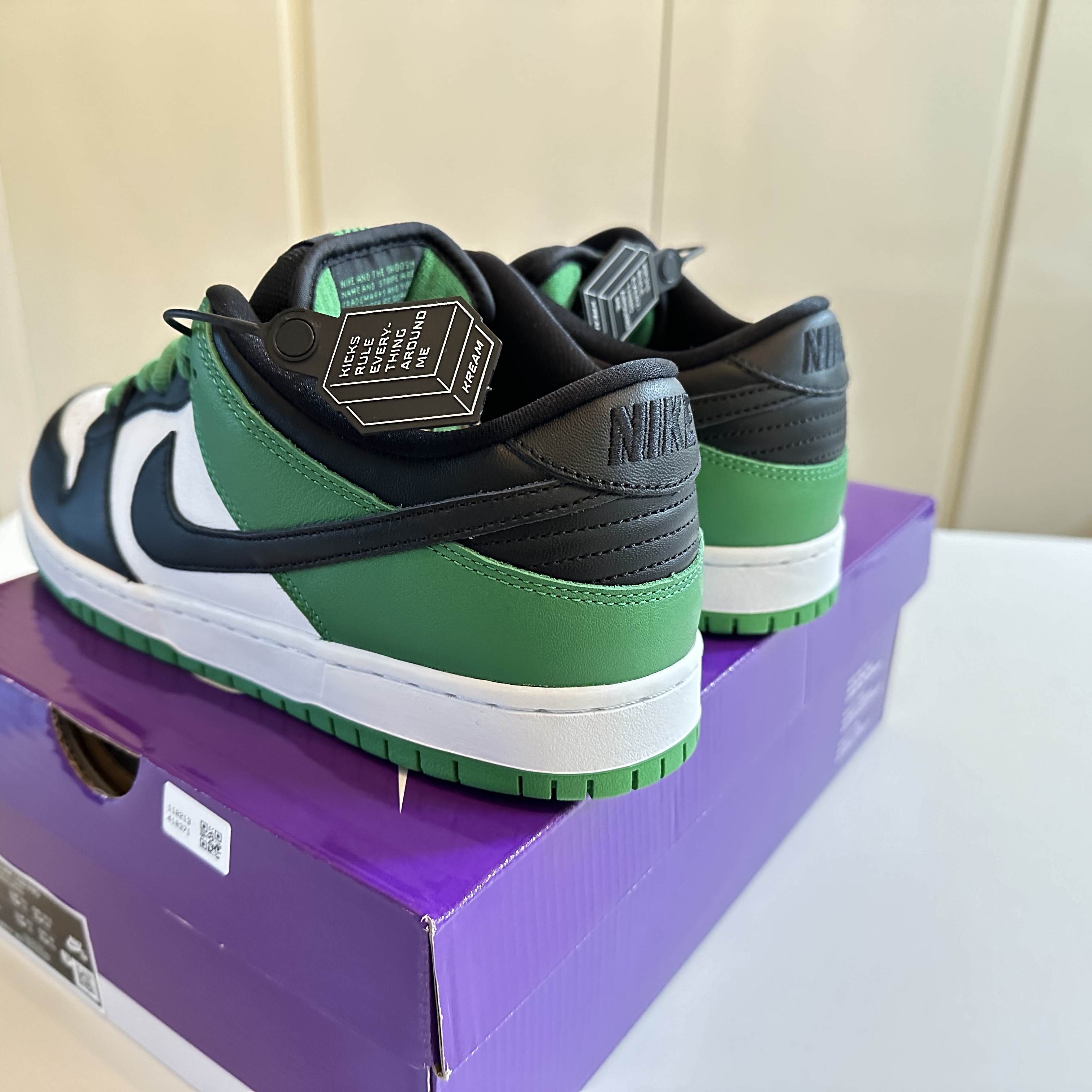 Nike SB Dunk Low Pro Black and Classic Green 착용 스타일 - 3