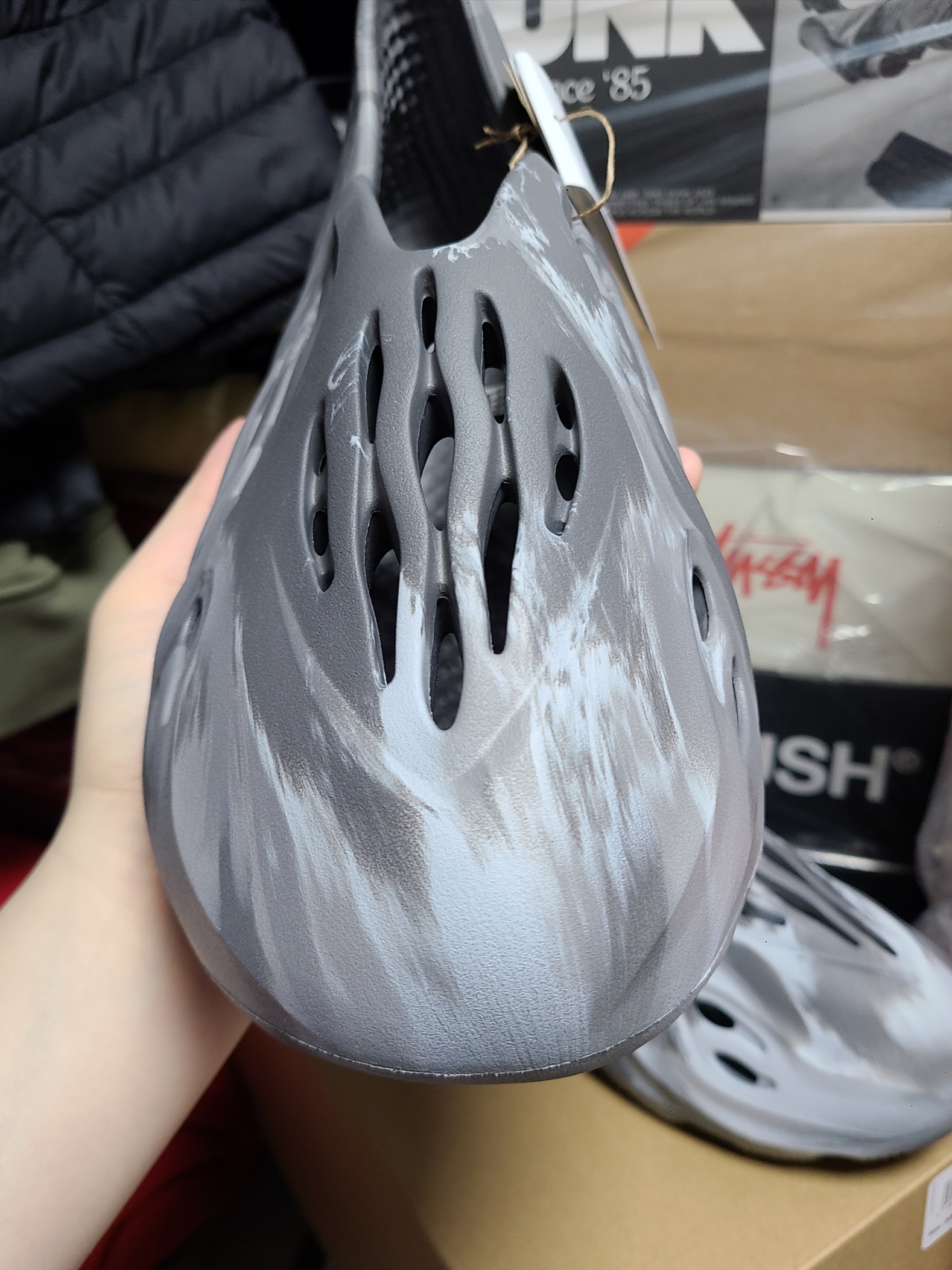 Adidas Yeezy Foam RNNR MX Granite 착용 스타일 - 2