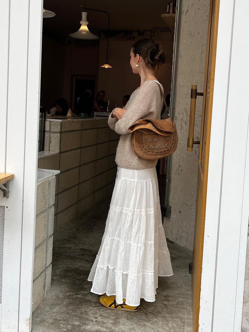 [KREAM 단독] Maison Cleo Women White Cotton English Embroidered Flared Mid-Length Skirt White, Saenginstudios Corset Shirring Ruffle Skirt White 착용 스타일 - 5