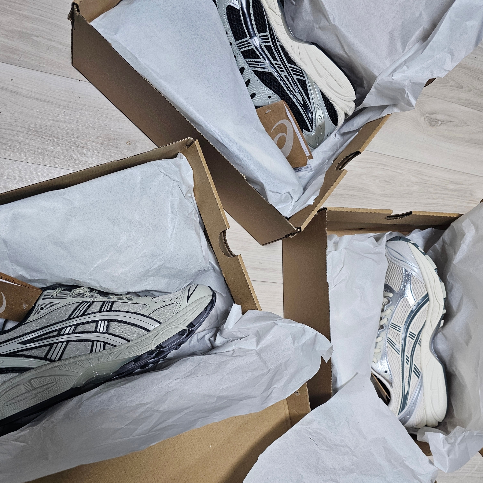 Asics Gel-Kayano 14 Black Seal Grey, Asics Gel-Kayano 14 Birch Dark Pewter 착용 스타일