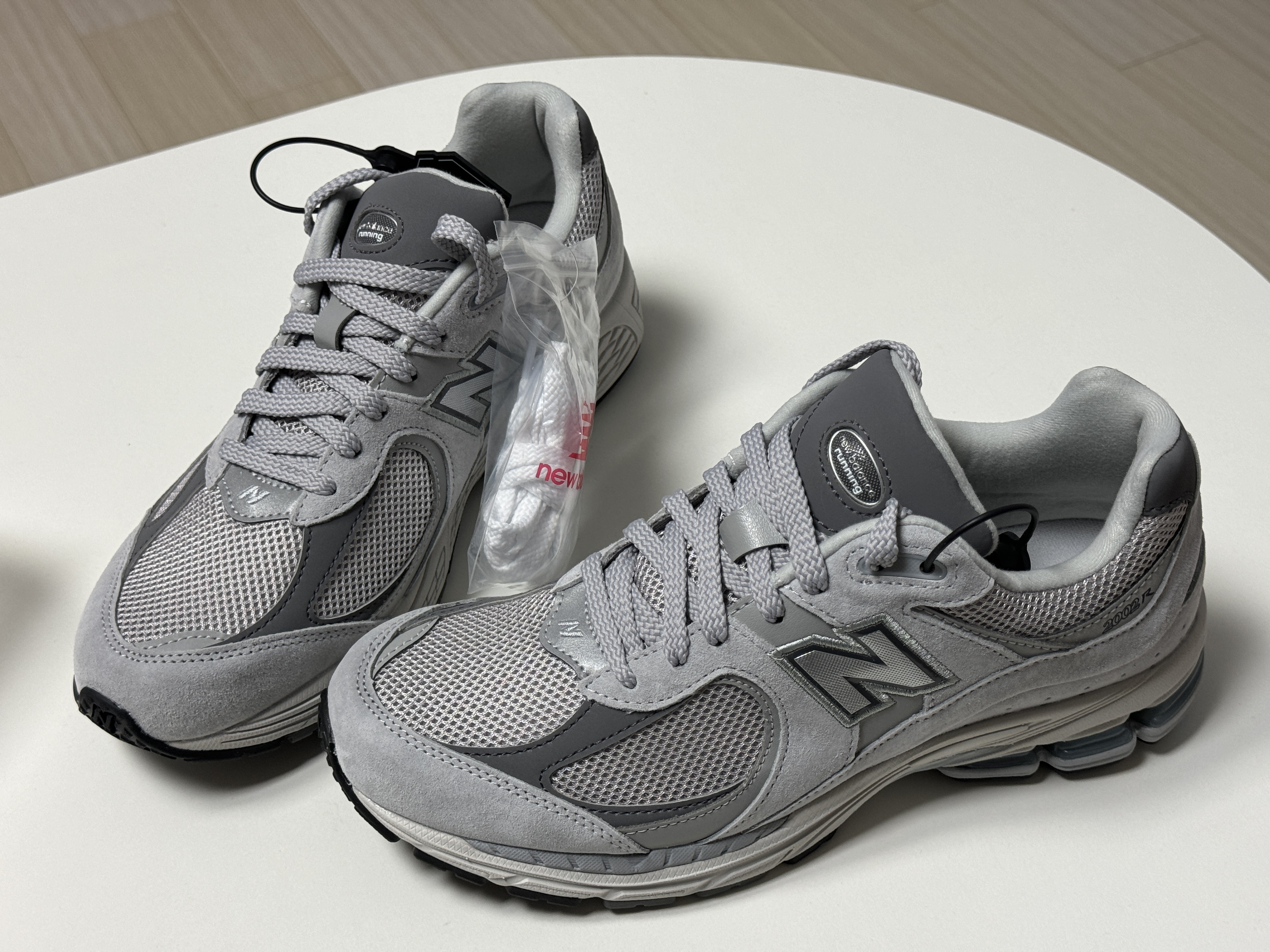 New Balance 2002R T2 Gray 착용 스타일