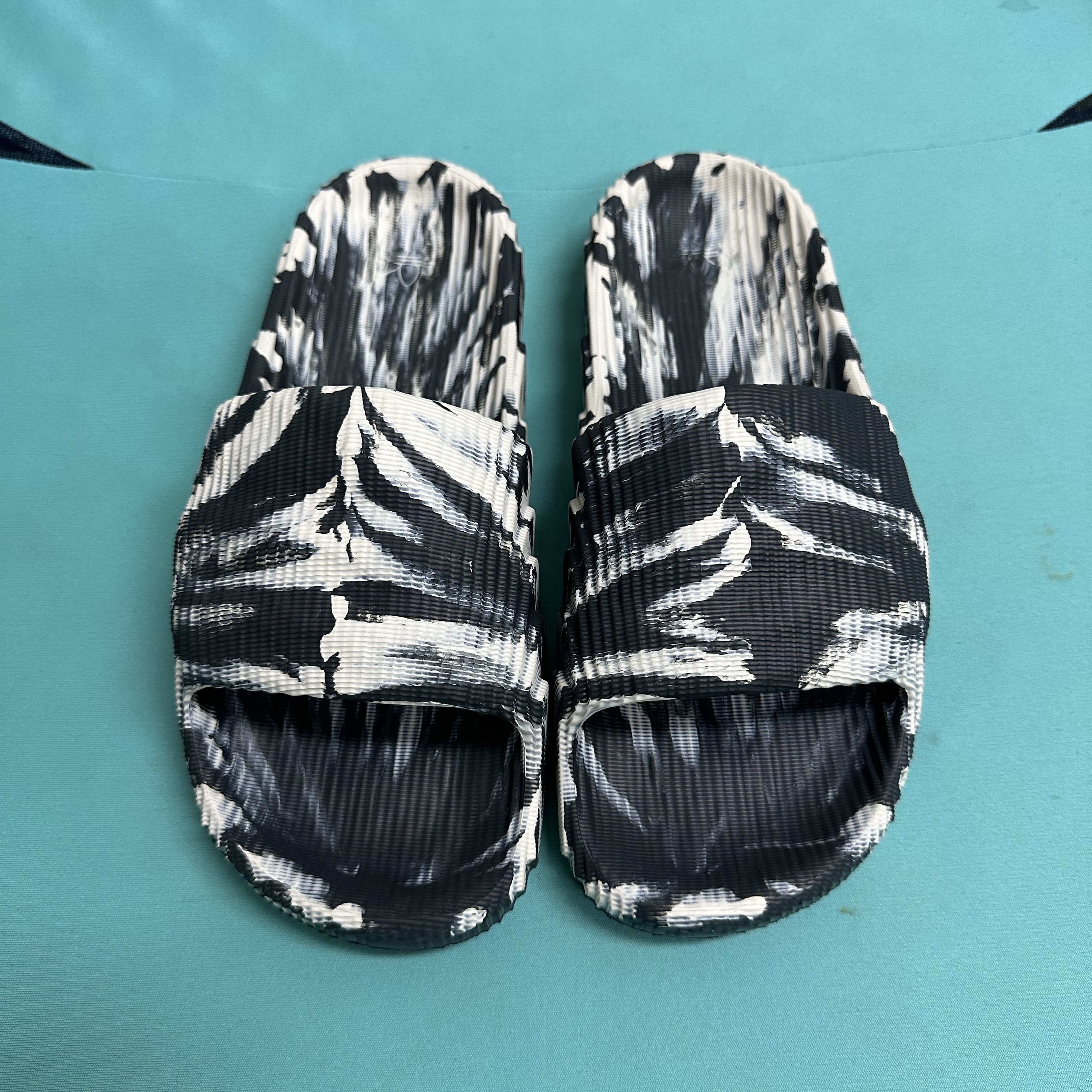 Adidas Adilette 22 Carbon Aluminium 착용 스타일