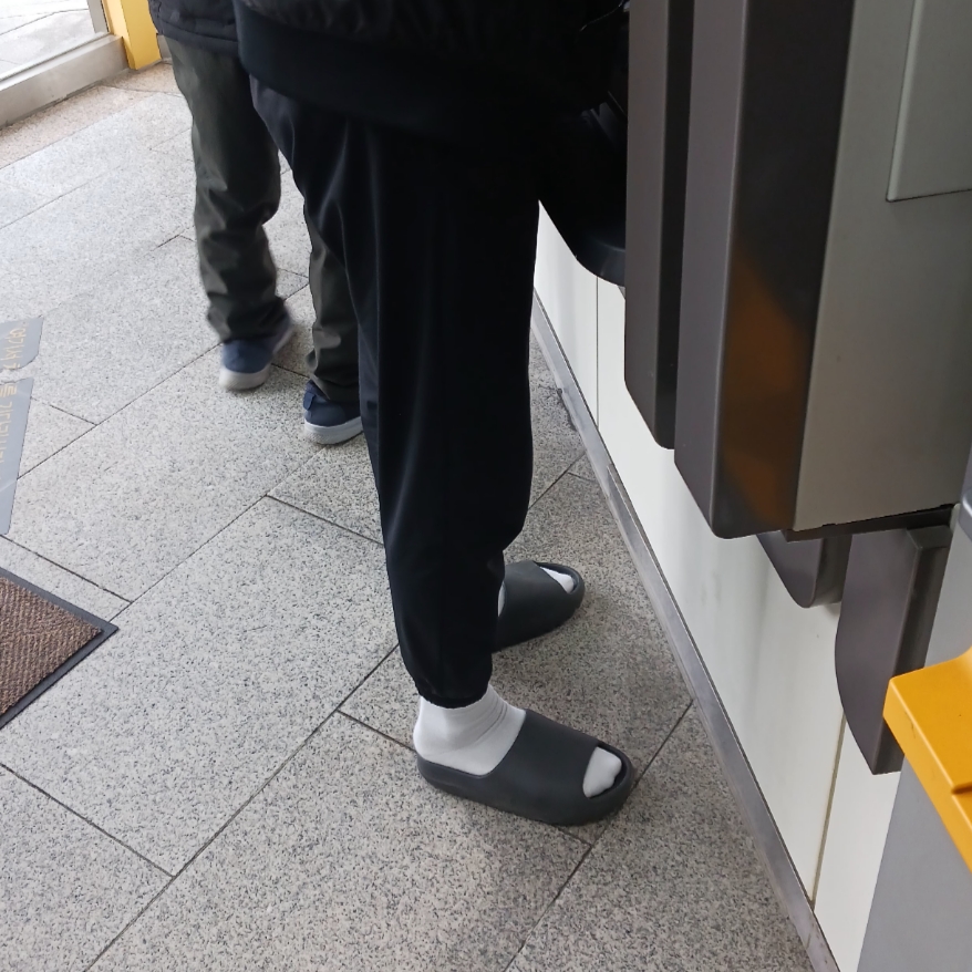 Adidas Yeezy Slide Dark Onyx 2024, Nike Air Force 1 '07 Low White 착용 스타일 - 1
