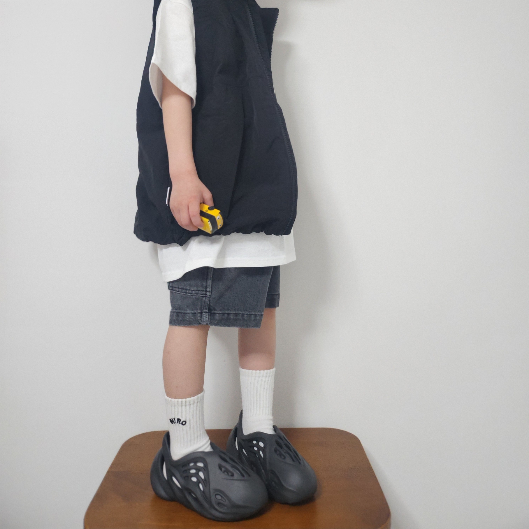 (Kids) Adidas Yeezy Foam RNNR Onyx 착용 스타일 - 3