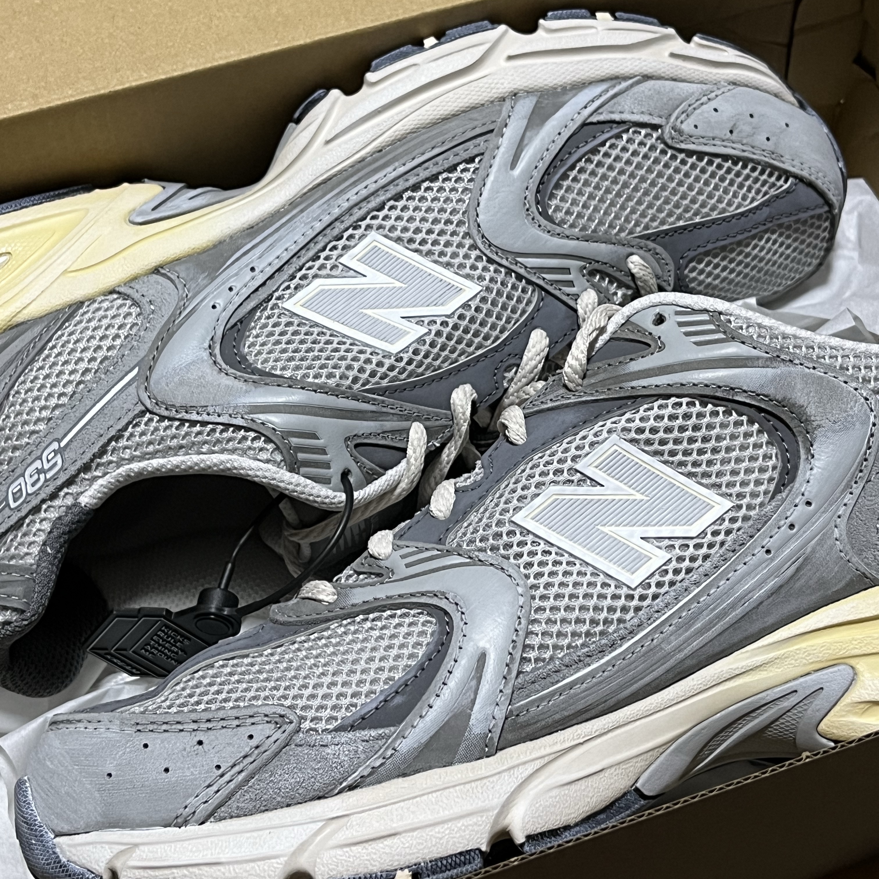 New Balance 530 Premium Vintage Grey Matter 착용 스타일 - 3