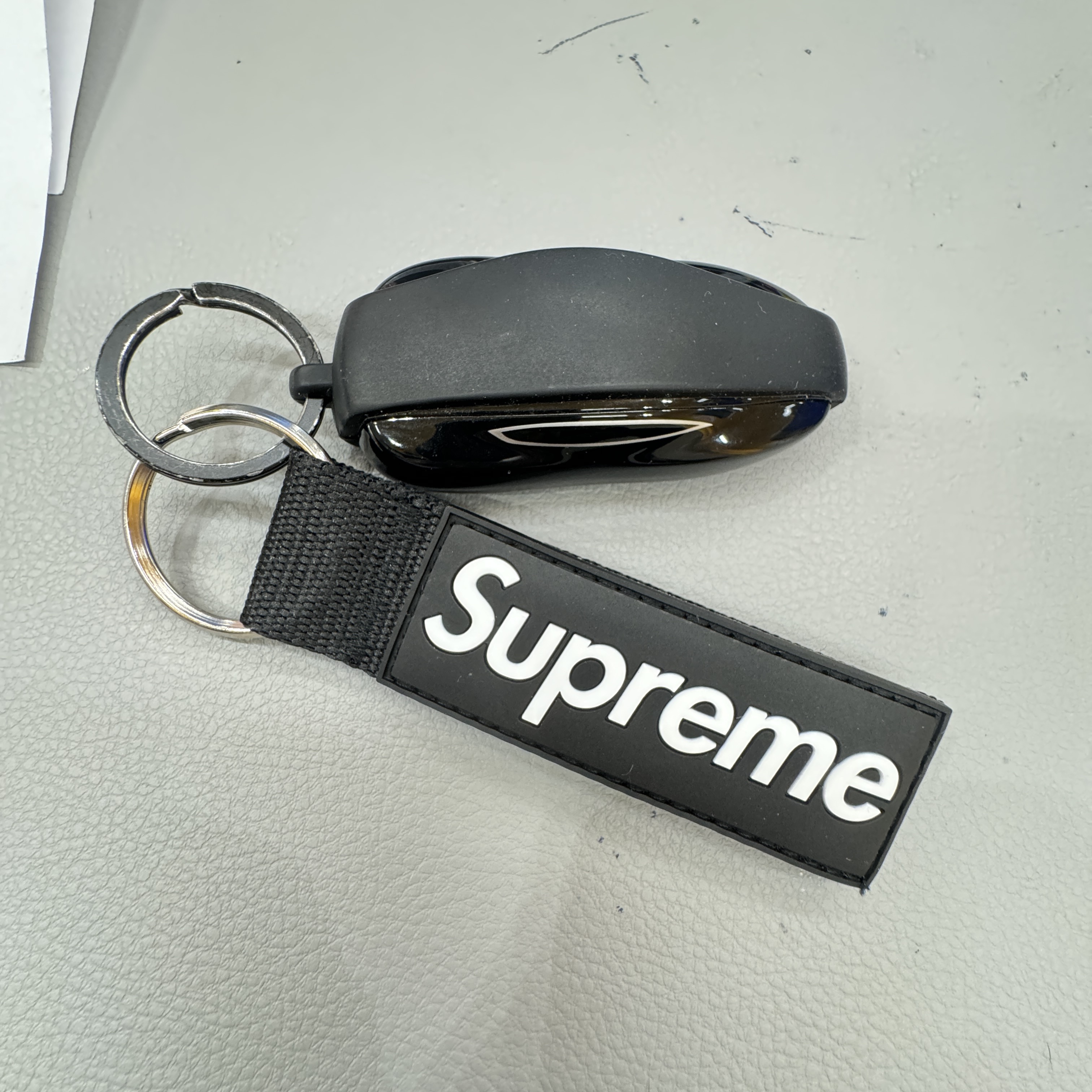 Supreme Webbing Keychain Black - 23SS 착용 스타일