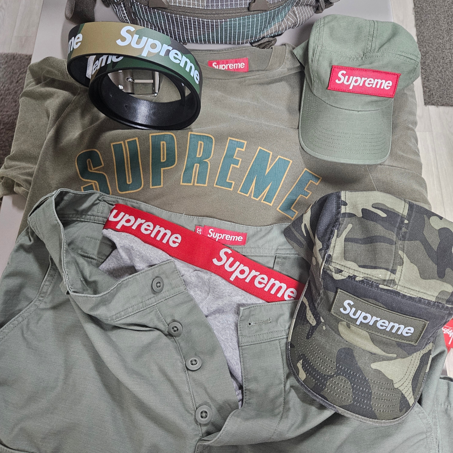 Supreme Cargo Pants Olive - 23FW 착용 스타일 - 2