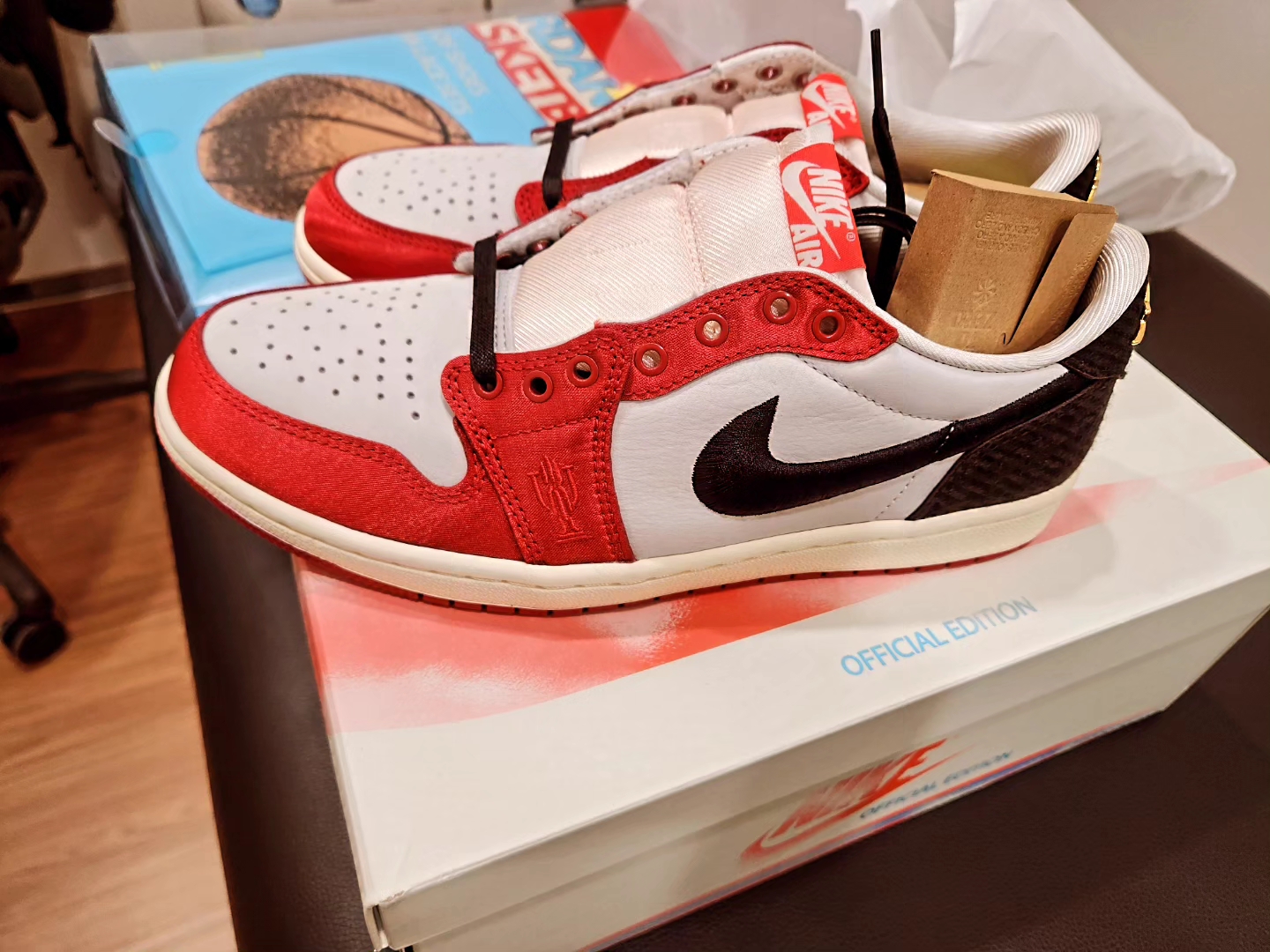 Jordan 1 x Trophy Room Retro Low OG SP Sail Varsity Red 착용 스타일 - 3