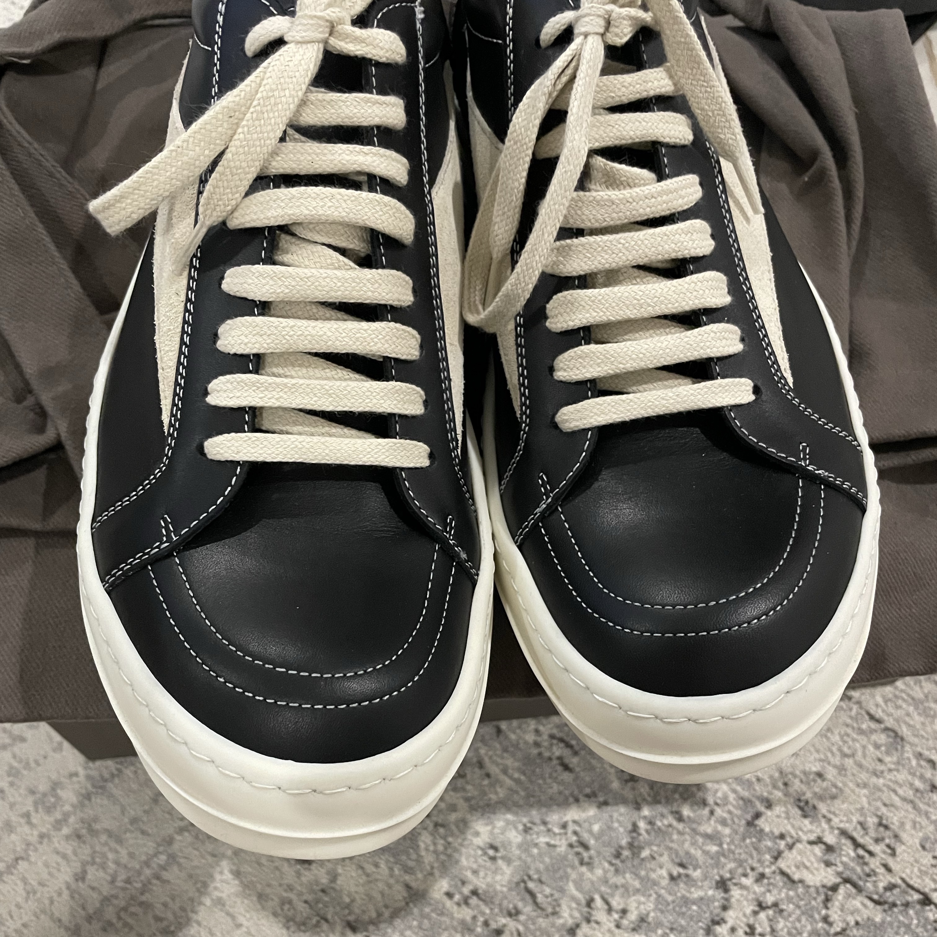 Rick Owens Luxor Vintage Sneakers Black Milk 착용 스타일