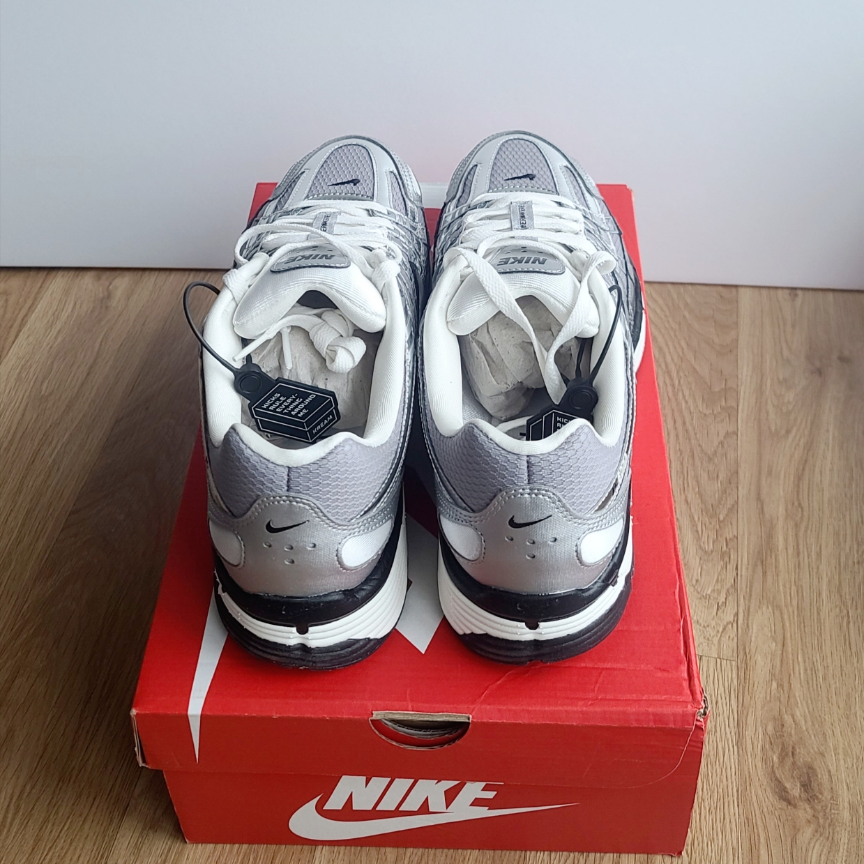 Nike P-6000 Metallic Silver 착용 스타일 - 3