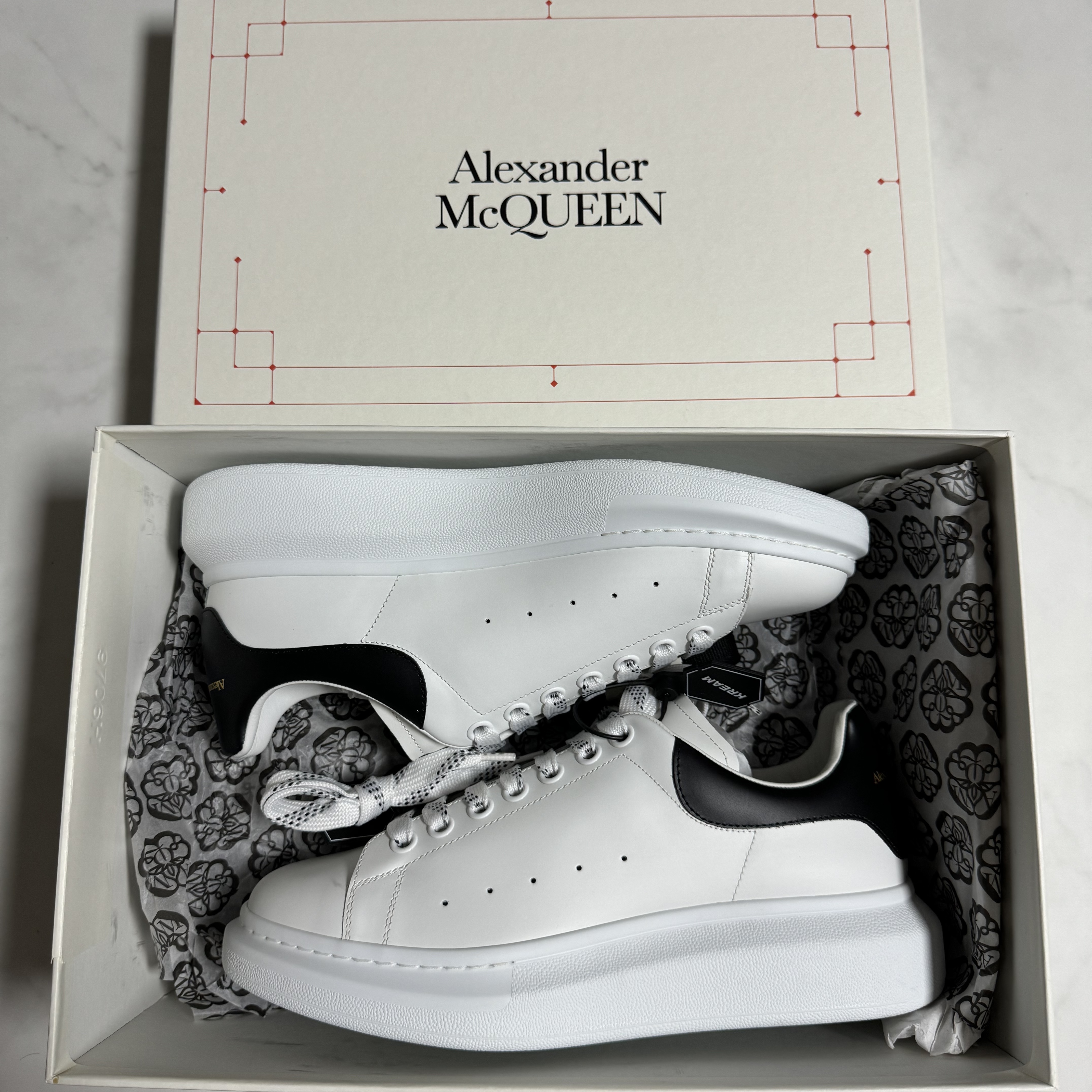 Alexander McQueen Oversized Sneakers White Black 착용 스타일