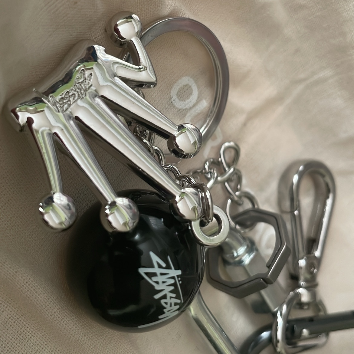 Stussy 8 Ball Keychain Black, Stussy Metal Bent Crown Keychain Silver 착용 스타일