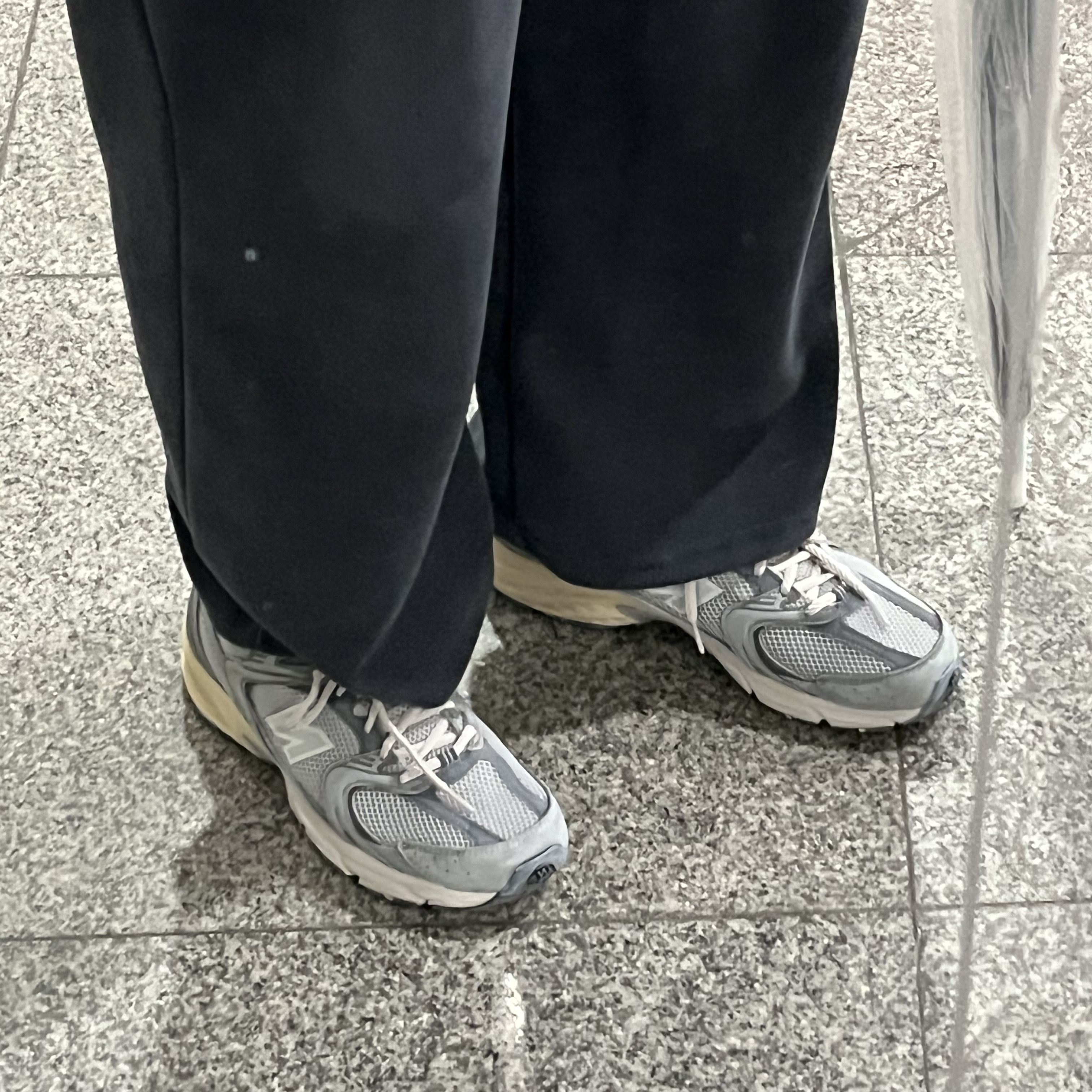 New Balance 530 Premium Vintage Grey Matter 착용 스타일 - 2