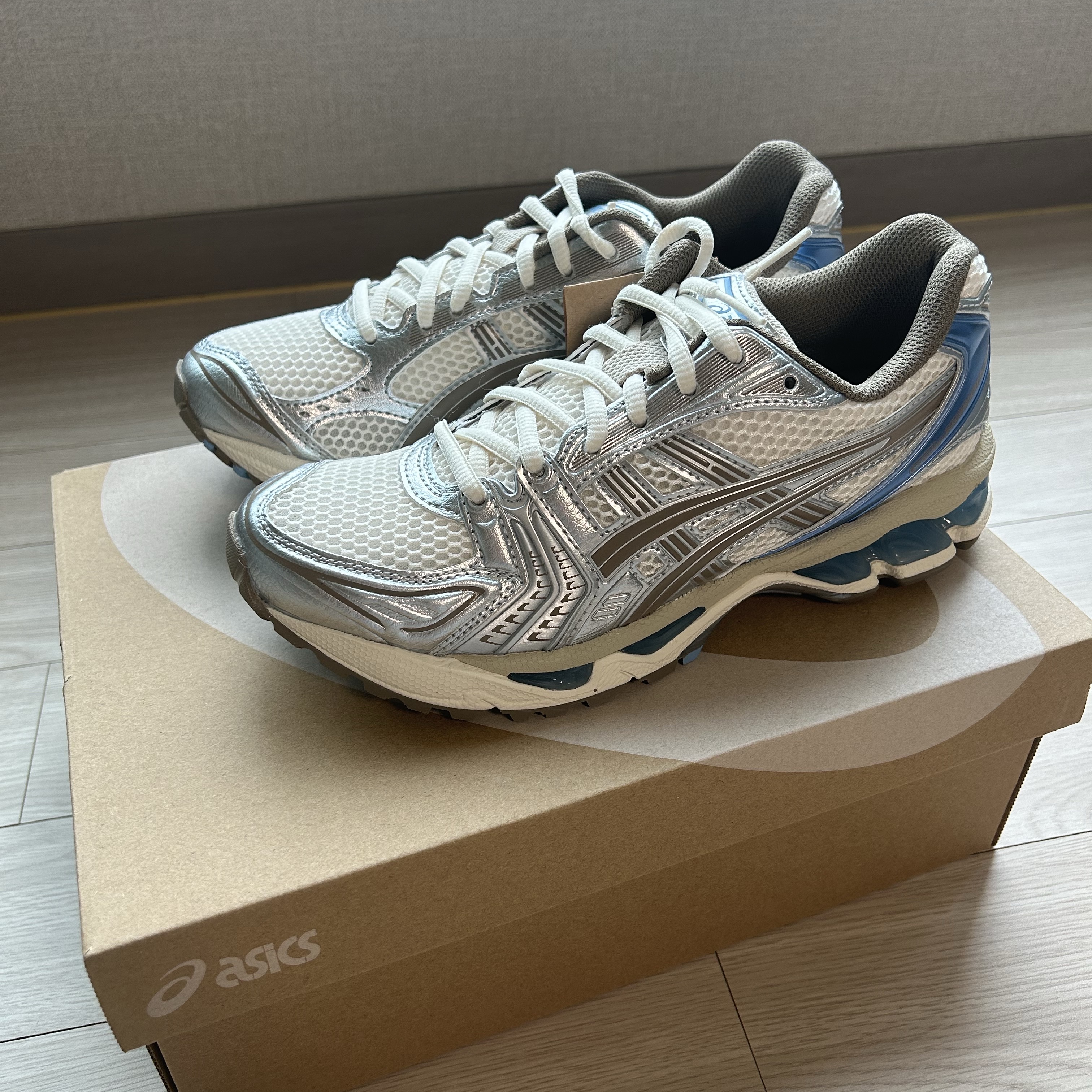 (W) Asics Gel-Kayano 14 Cream Pepper 착용 스타일 - 2