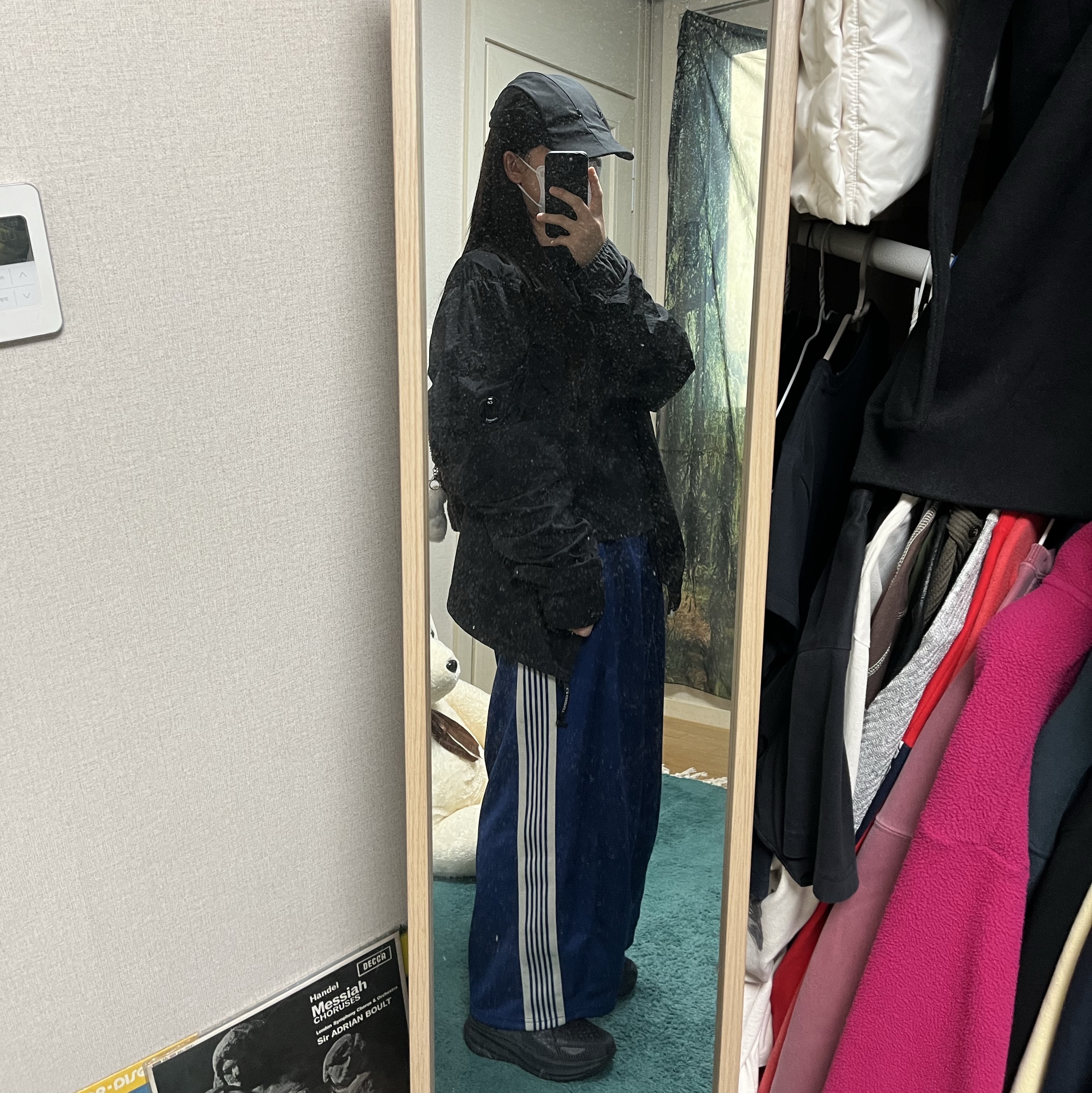 Needles H.D. Track Pants Poly Smooth Royal, Hoka Clifton 9 Wide Black - 24SS 착용 스타일 - 1