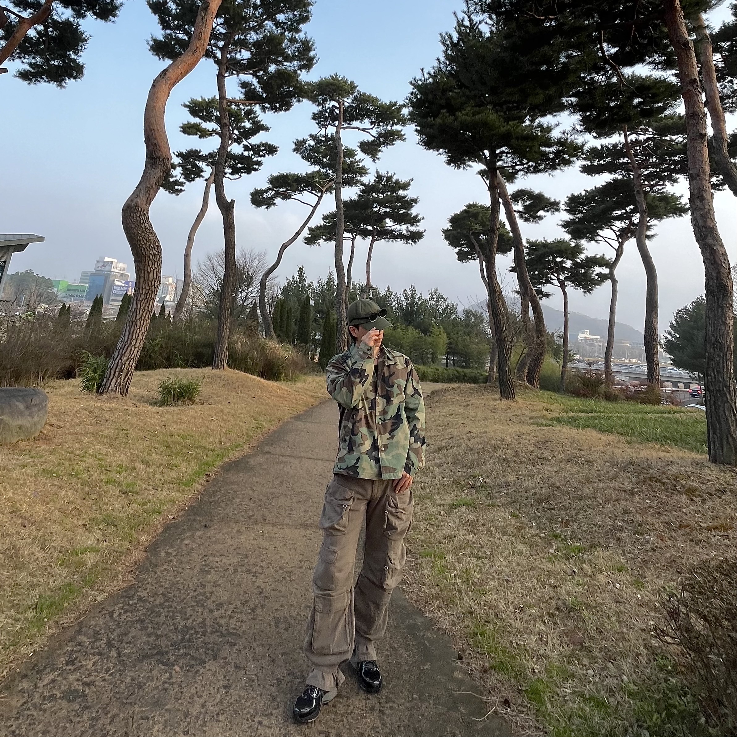 ETCE New Vision Destroyed Washed Cap Khaki, Stussy Coach Shirt Camo 착용 스타일