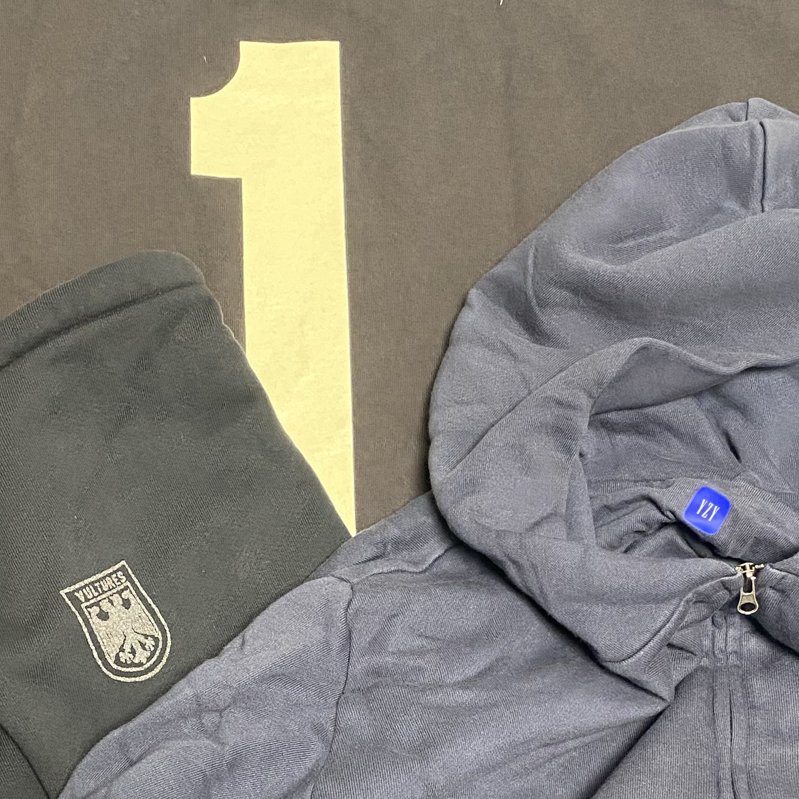 Yeezy Vultures Pants Black, Yeezy YZY Zip-Up Hoodie Navy 착용 스타일