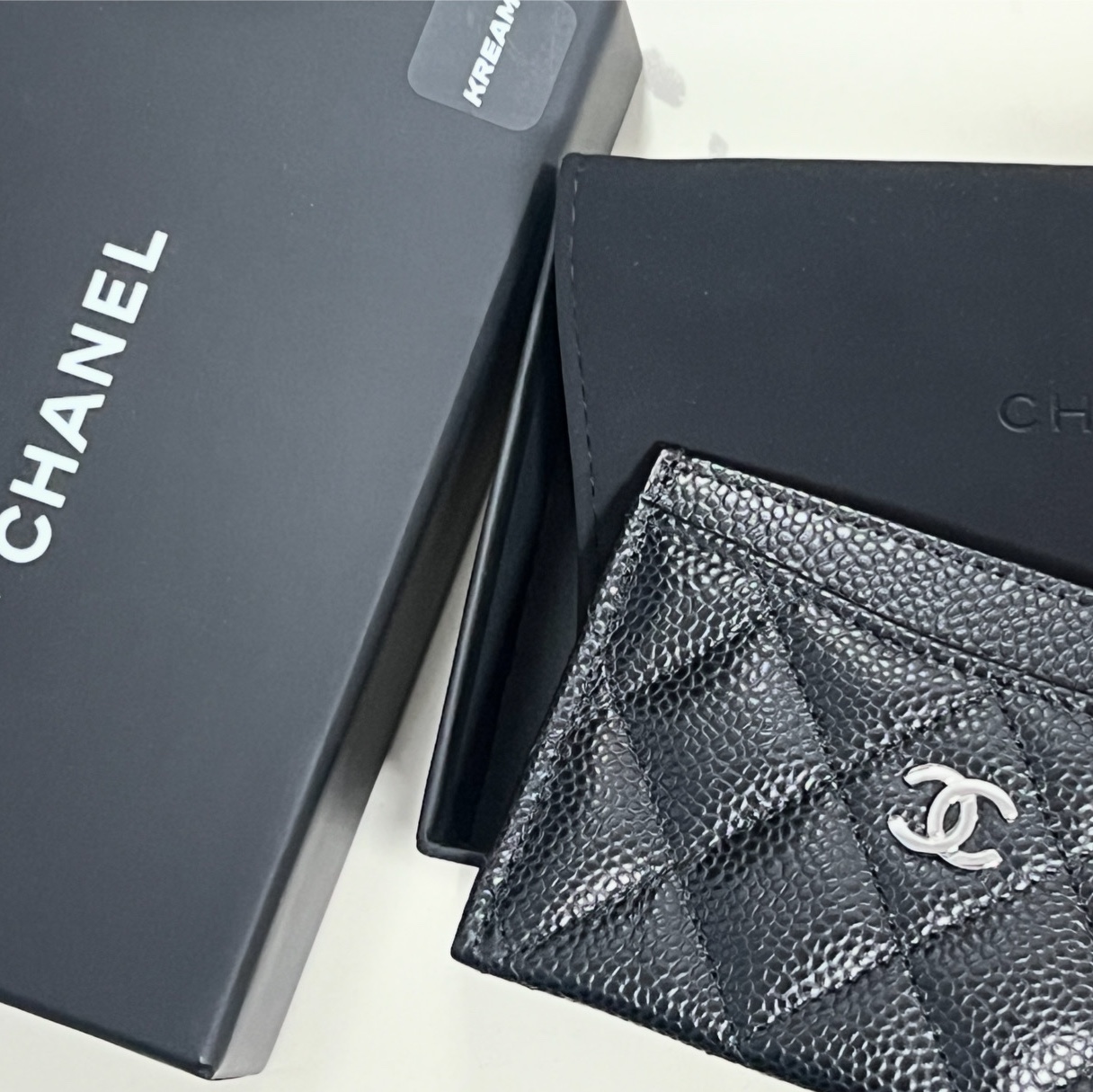 Chanel Classic Card Holder Grained Calfskin & Silver Black 착용 스타일