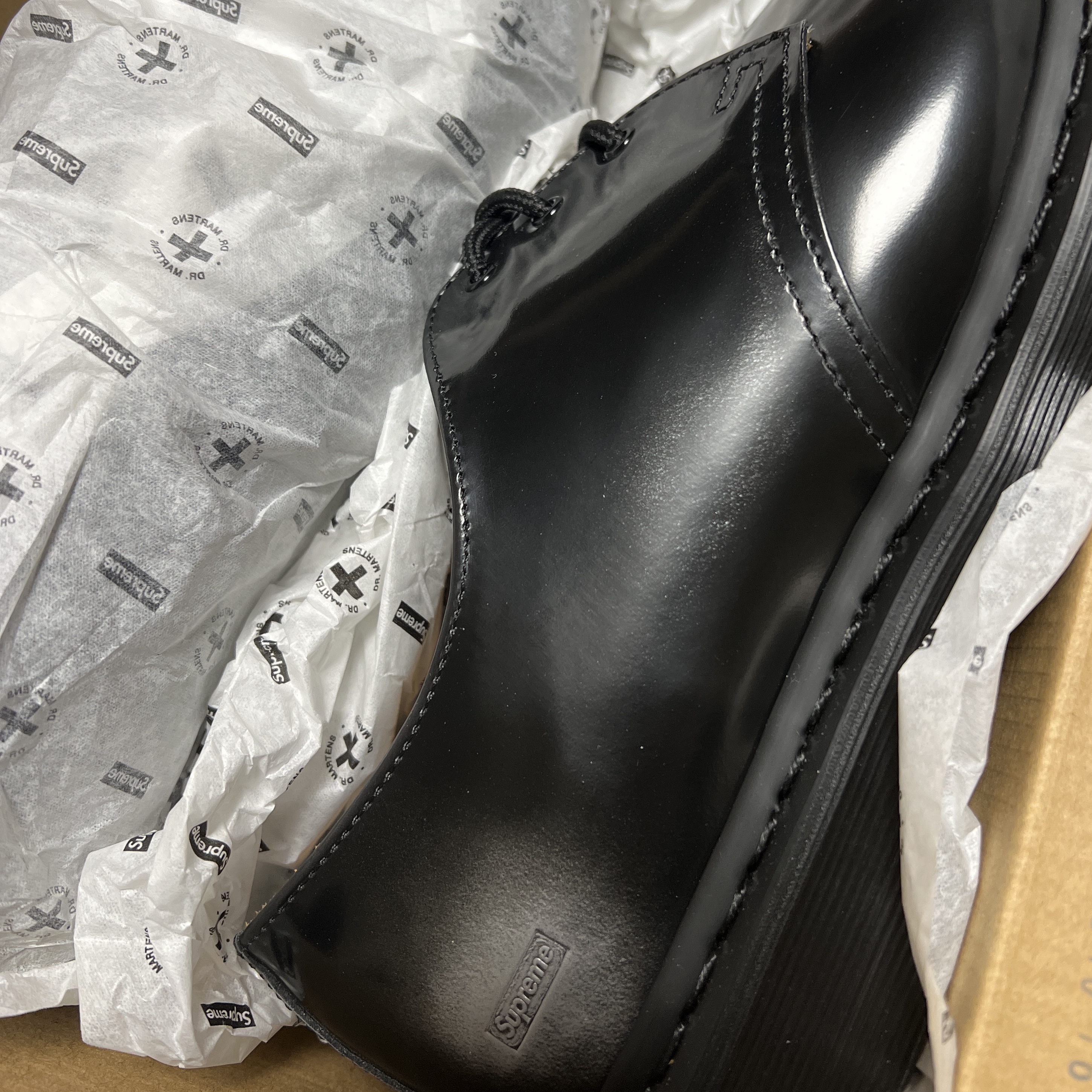 Dr. Martens x Supreme 1461 Gray Silver 착용 스타일