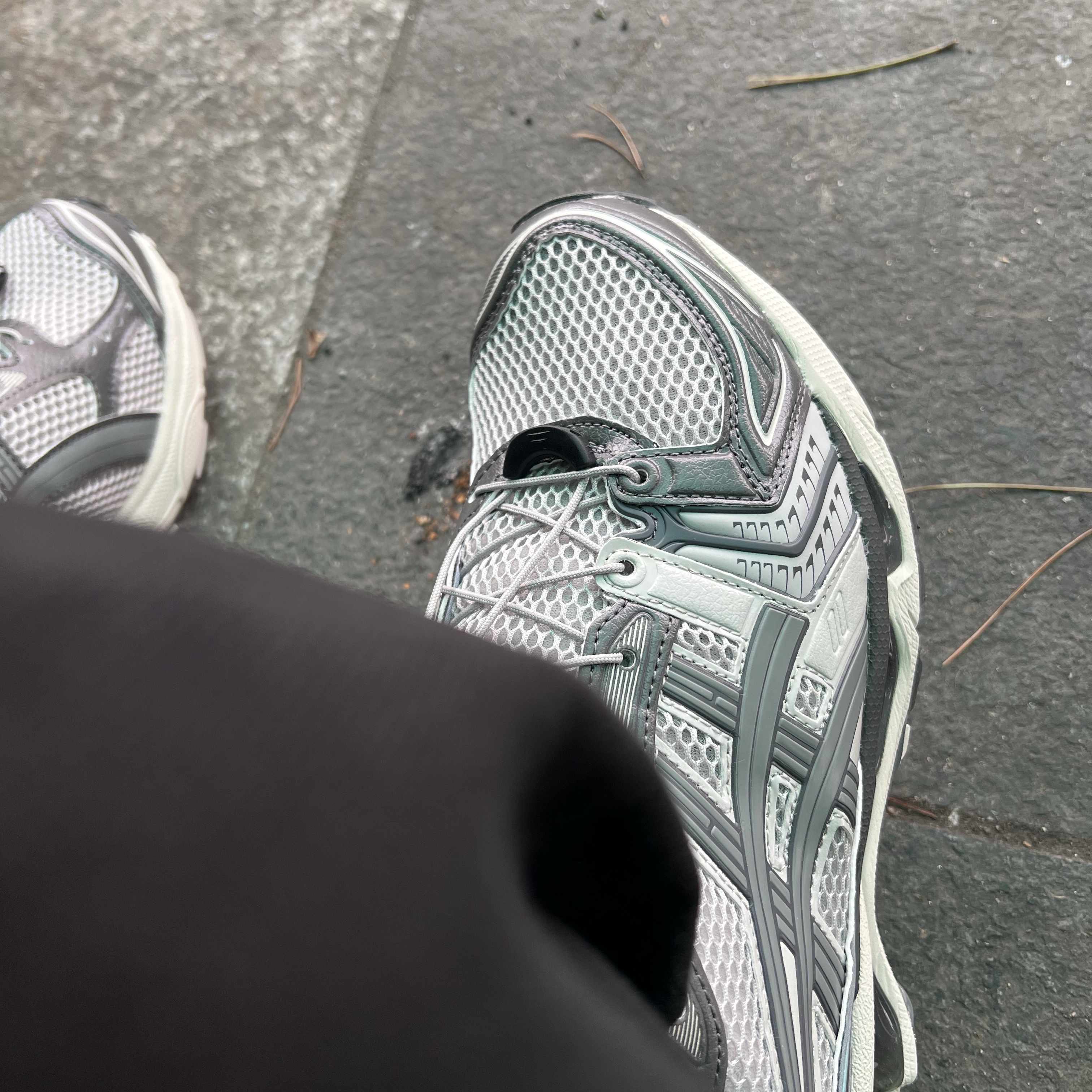 Asics Unlimited Gel-Kayano 14 Oyster Grey Clay Grey 착용 스타일