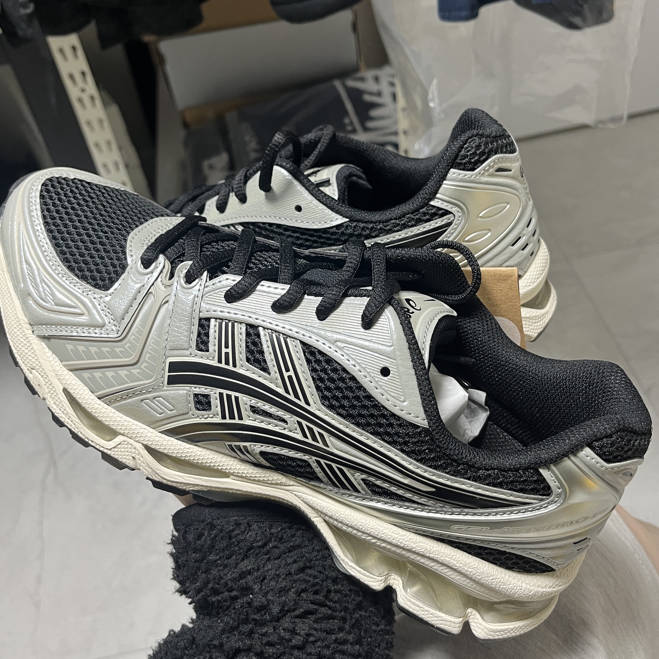 Asics Gel-Kayano 14 Black Seal Grey 착용 스타일