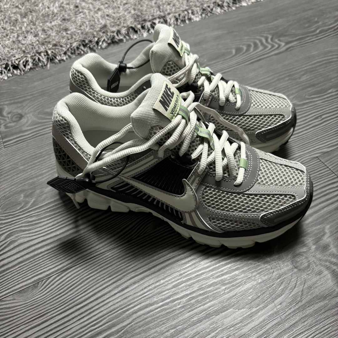 (W) Nike Zoom Vomero 5 Cobblestone and Flat Pewter 착용 스타일