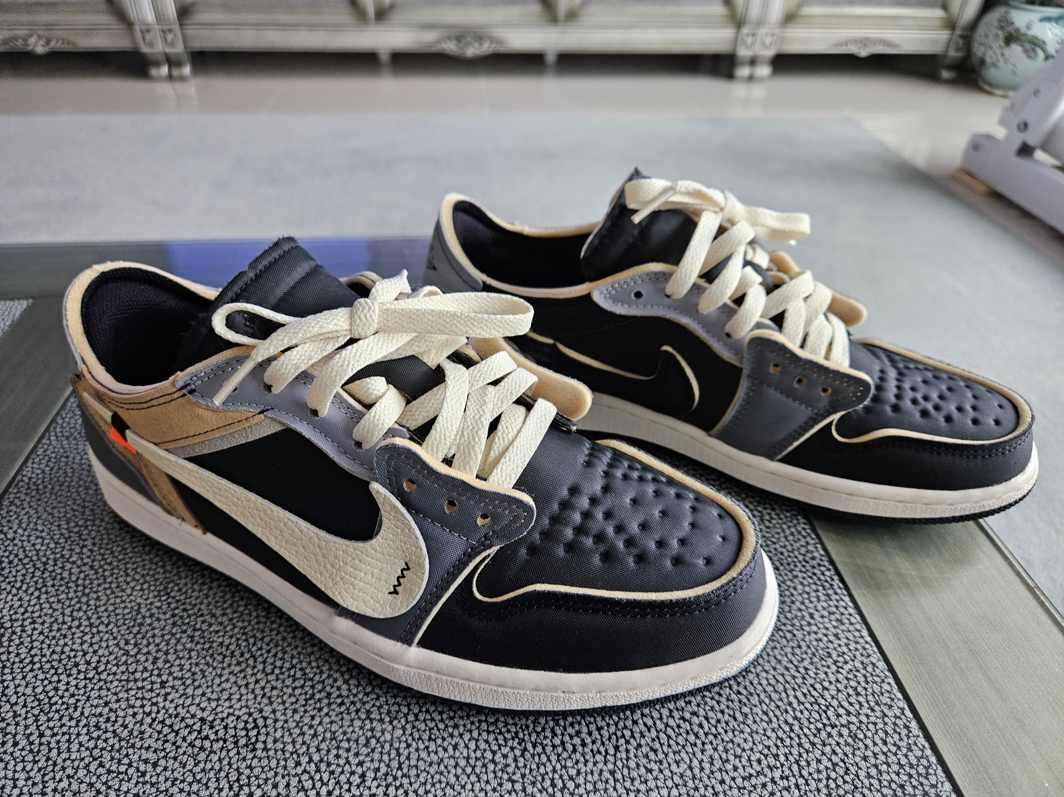 Jordan 1 Retro Low OG EX Black and Smoke Grey 착용 스타일 - 2